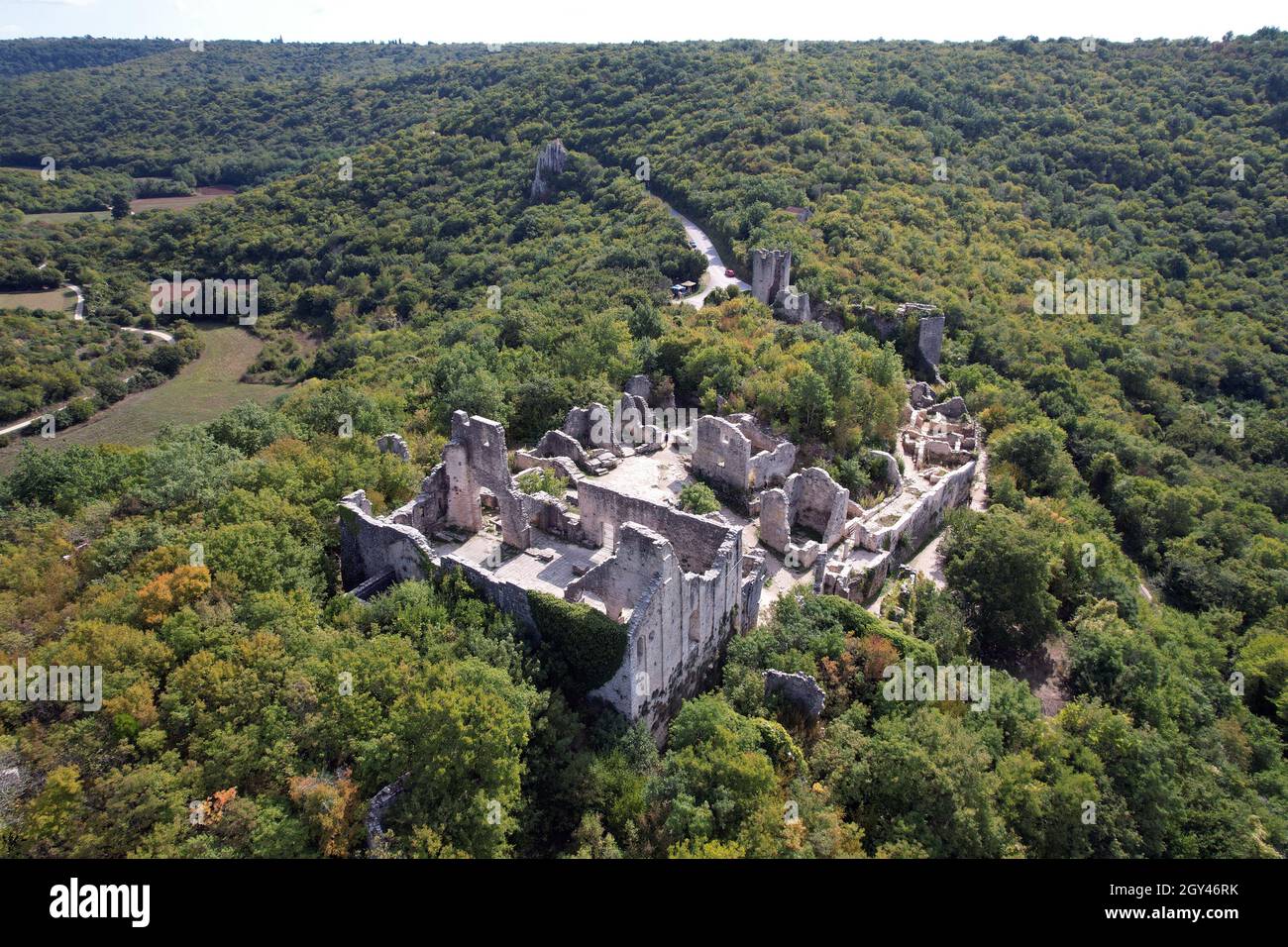 DJI Mavic Air 2S Drohnenaufnahmen einer verlassenen Festungsstadt mittelalterliche Festungsstadt Dvigrad, Istrien, Kroatien Stockfoto