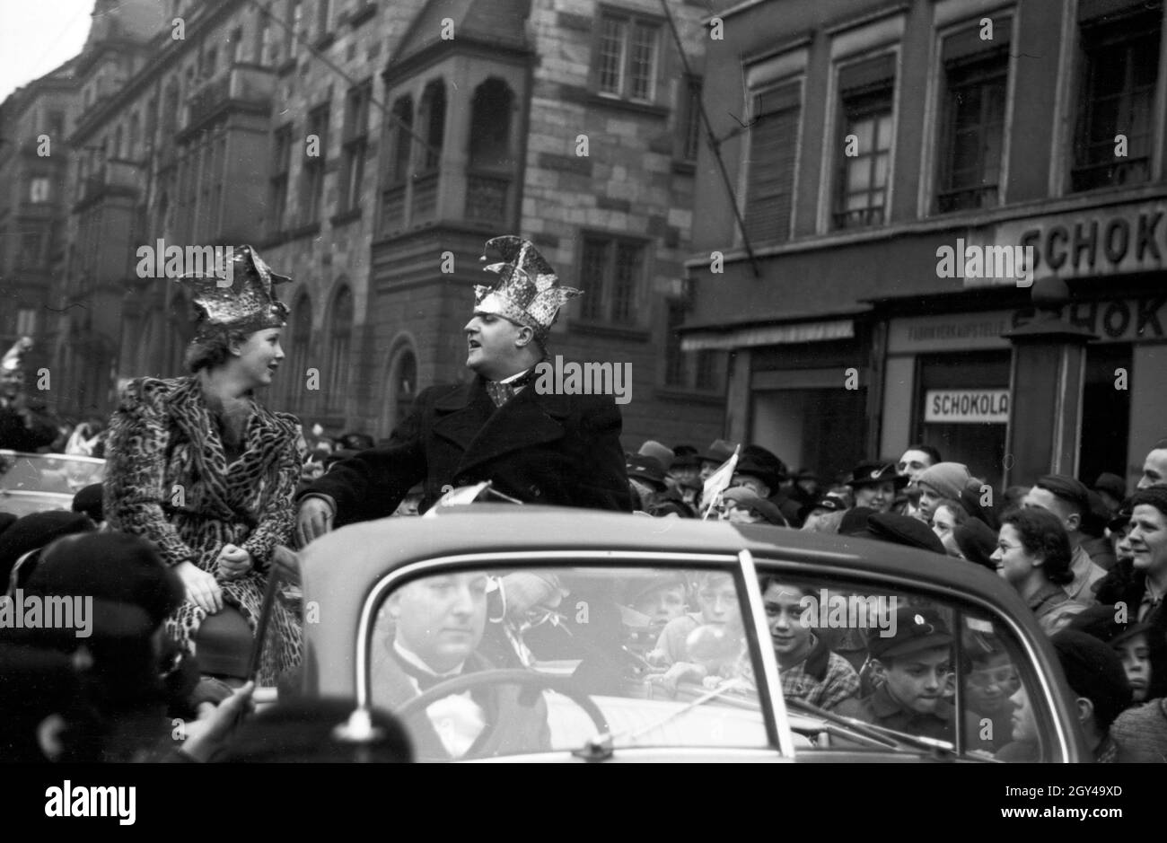 Das Prinzenpaar der Fastnacht in Mainz, Martin Ohaus und Hildegard Kühne im Jahre 1938 bei einer Fahrt durch die Stadt, zum hundertjährigen Jubiläum des Mainzer Carneval Verein (MCV). Die hoheiten des Karnevals in Mainz 1938, anlässlich des 100. Jahrestages der führenden lokalen Karnevalsverein, auf ihrem Weg durch die Stadt. Stockfoto