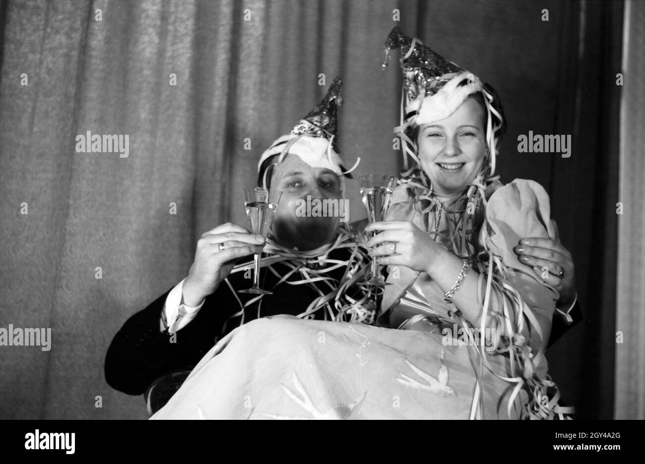 Das Prinzenpaar der Fastnacht in Mainz, Martin Ohaus und Hildegard Kühne im Jahre 1938 bei einem Glas Sekt in einem Abendempfang, zum hundertjährigen Jubiläum des Mainzer Carneval Verein (MCV). Die hoheiten des Karnevals in Mainz 1938, anlässlich des 100. Jahrestages der führenden lokalen Karnevalsverein, bei einem Glas Sekt. Stockfoto