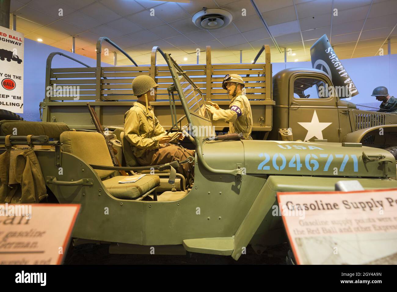 Ein Diorama eines LKW und Willys Jeep, Teil eines Gaskonvois während des Zweiten Weltkriegs. Im US Army Transportation Museum in Fort Eustis, Virginia. Stockfoto