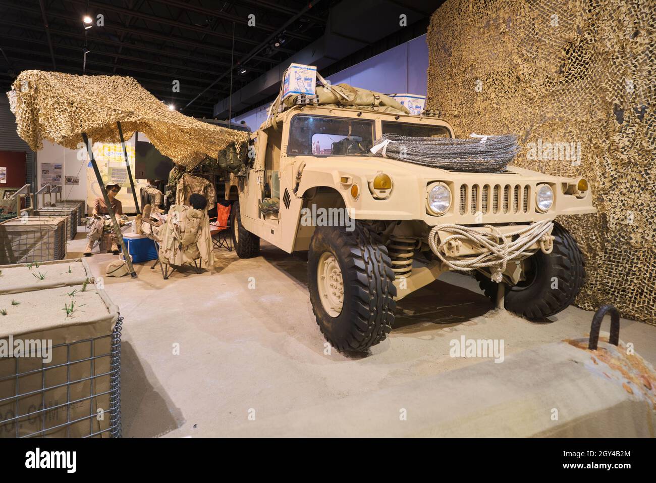 Ein HMMWV, Humvee Fahrzeug, Teil eines Lagers während des Wüstensturms. Im US Army Transportation Museum in Fort Eustis, Virginia. Stockfoto