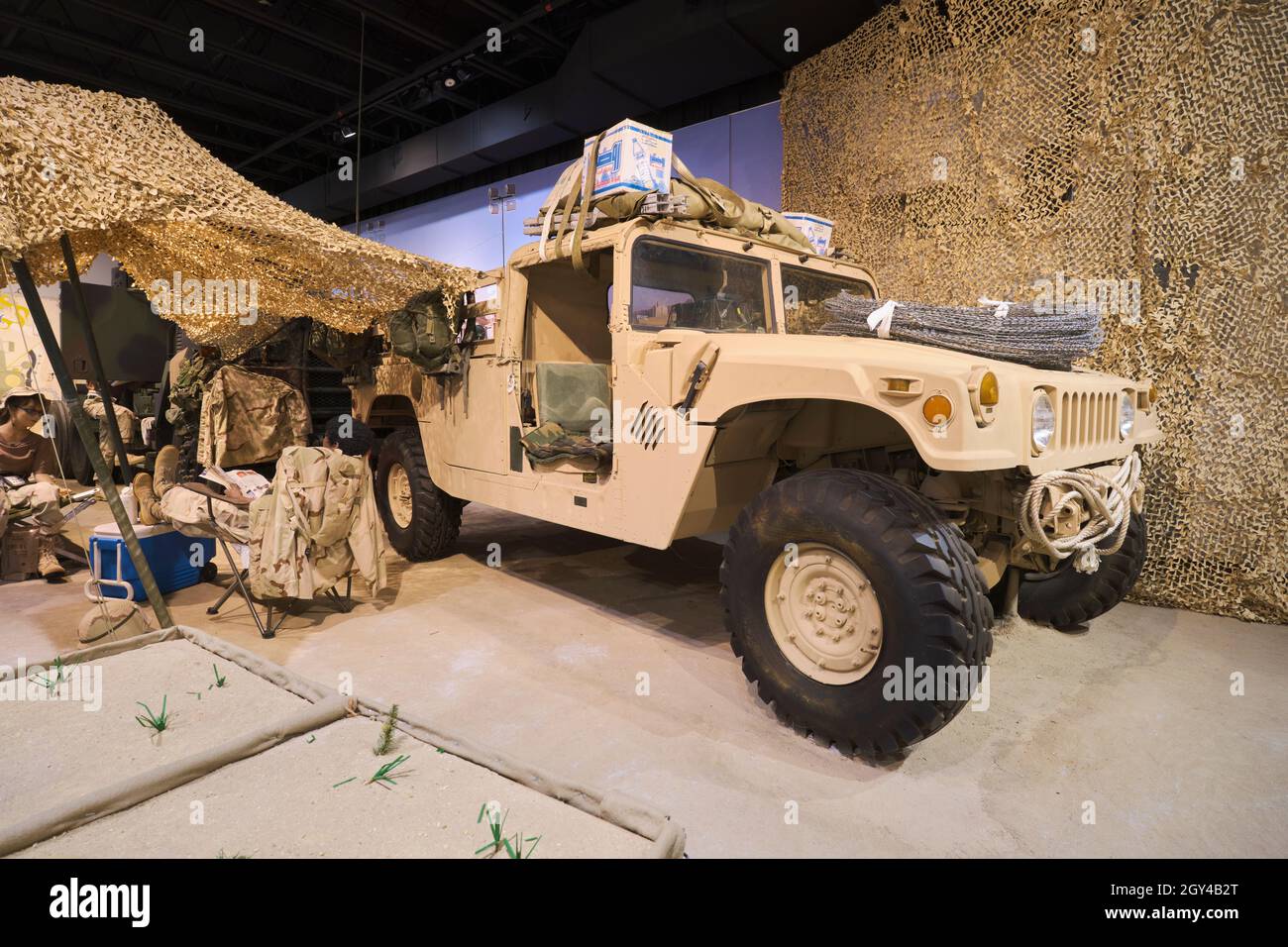 Ein HMMWV, Humvee Fahrzeug, Teil eines Lagers während des Wüstensturms. Im US Army Transportation Museum in Fort Eustis, Virginia. Stockfoto