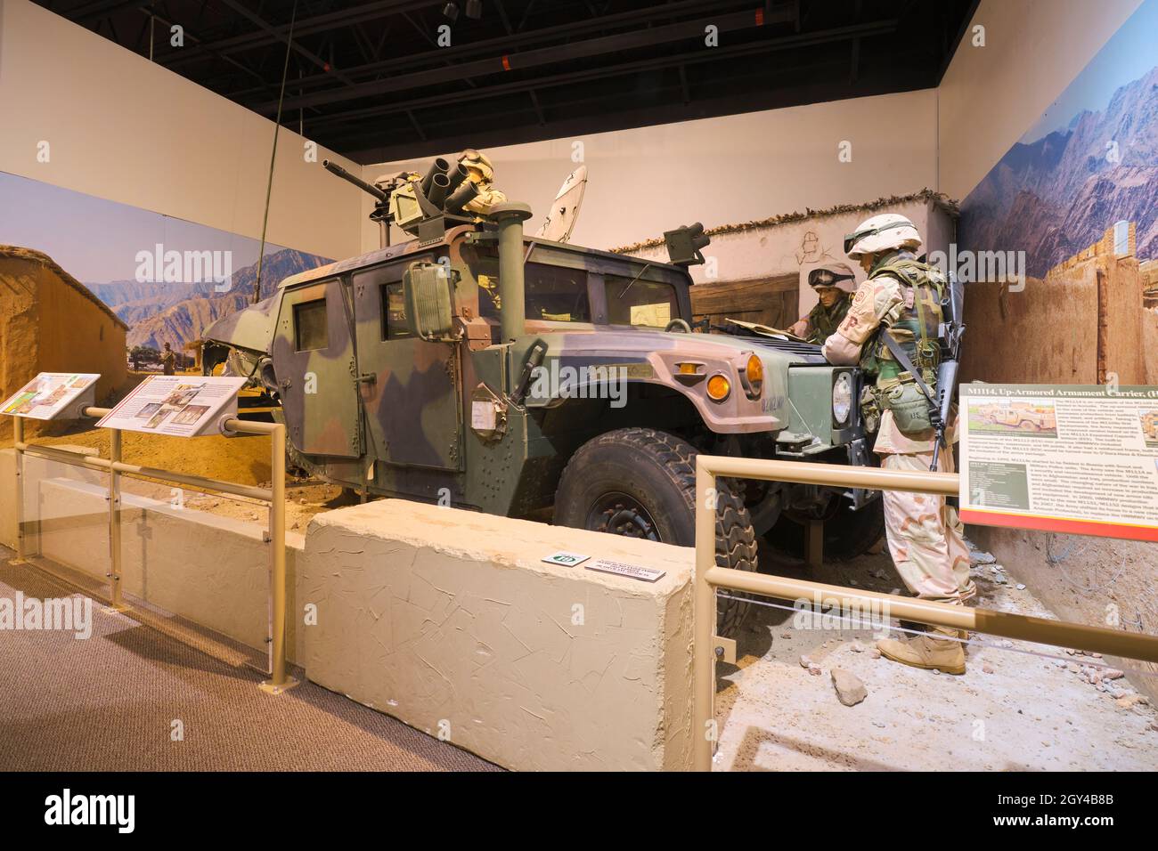 Die Crew schaut auf eine Karte auf der Haube eines zerbrochenen HMMWV, Humvee. Im US Army Transportation Museum in Fort Eustis, Virginia. Stockfoto