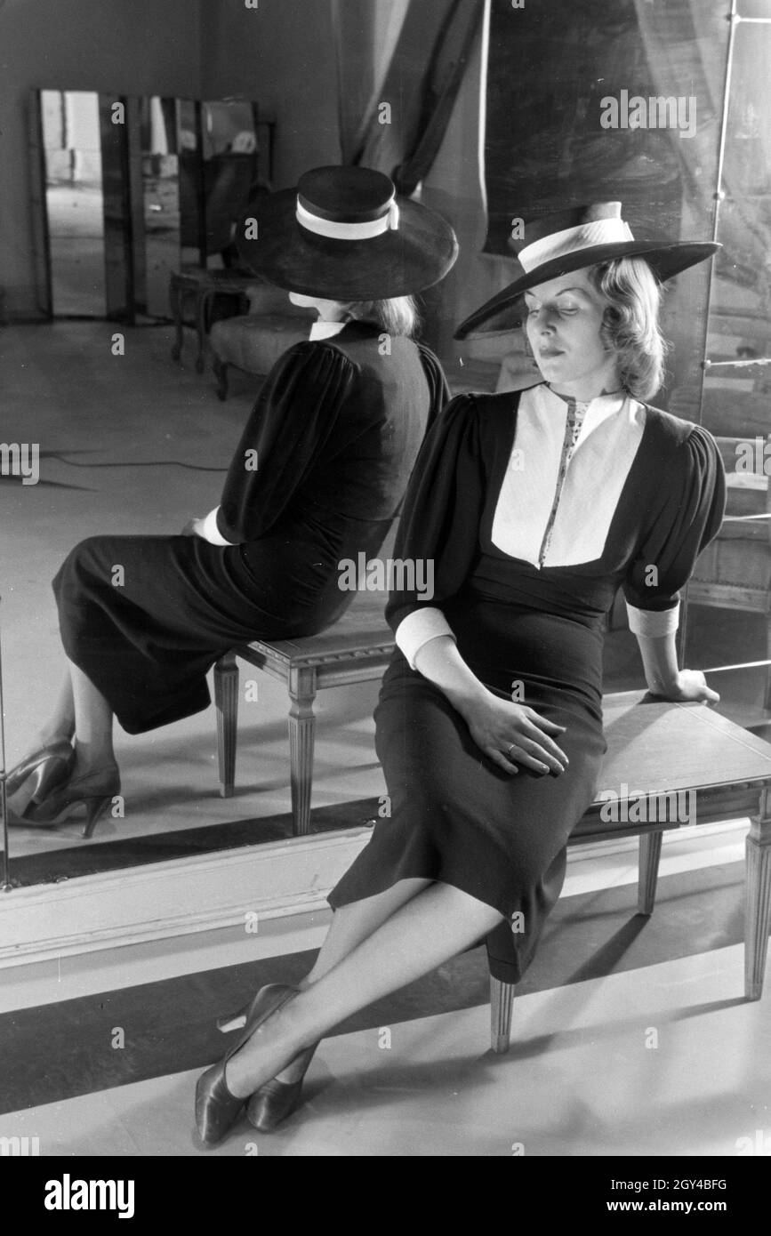 Ein Modell bei der Anprobe eines Kleides des Berliner Modeschöpfers Heinz Schulze-Bibernell, Deutschland ca. 1939. Ein Model, das ein Kleid des Modedesigners Heinz Schulze-Bibernell probiert, Deutschland ca. 1939. Stockfoto