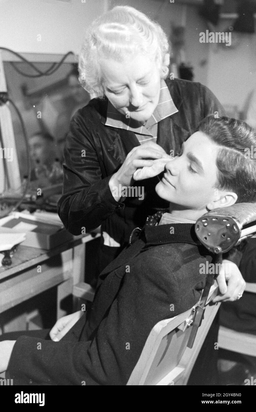 Ein Schauspieler Wird Für Die Probeaufnahmen Für Den Film Familienanschluss von Carl Boese Geschminkt; Deutschland ca. 1940. Schauspieler bekommen Make-up für das Vorsingen für den Film Familienanschluss von Carl Boese; Deutschland ca. 1940. Stockfoto