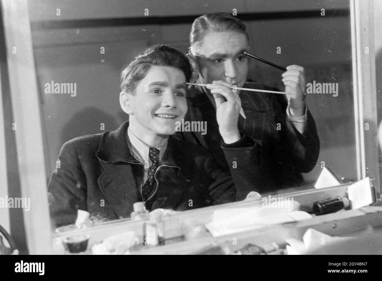 Schauspieler Beim Schminken Für Die Probeaufnahmen Für Den Film Familienanschluss von Carl Boese; Deutschland ca. 1940. Akteure, auf Make-up für das Vorsingen für den Film Familienanschluss von Carl Boese; Deutschland ca. 1940. Stockfoto