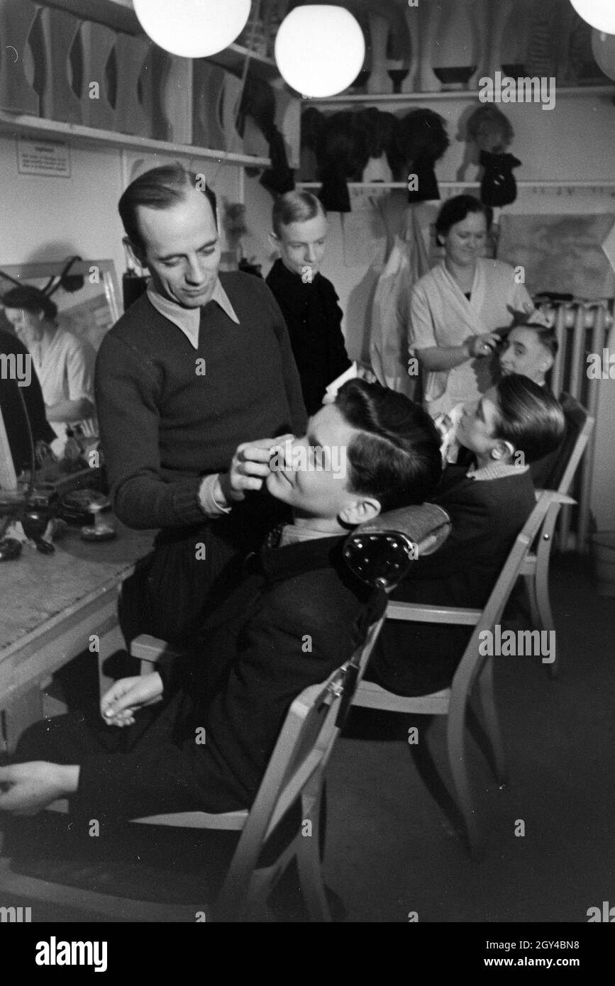 Schauspieler Werden Für Die Probeaufnahmen Für Den Film Familienanschluss von Carl Boese Geschminkt; Deutschland ca. 1940. Schauspieler bekommen Make-up für das Vorsingen für den Film Familienanschluss von Carl Boese; Deutschland ca. 1940. Stockfoto