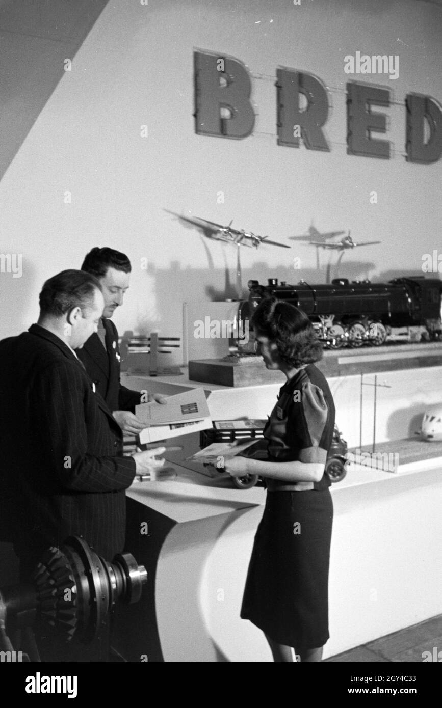 Besucher vor einem Stand mit Modellen des italienischen Maschinenbau-Unternehmens Breda auf der Leipziger Frühjahrsmesse, Deutschland 1941. Besucher vor einem Stand mit Modellen des italienischen Maschinenbaukonzerns Breda auf der Leipziger Frühjahrsmesse 1941. Stockfoto