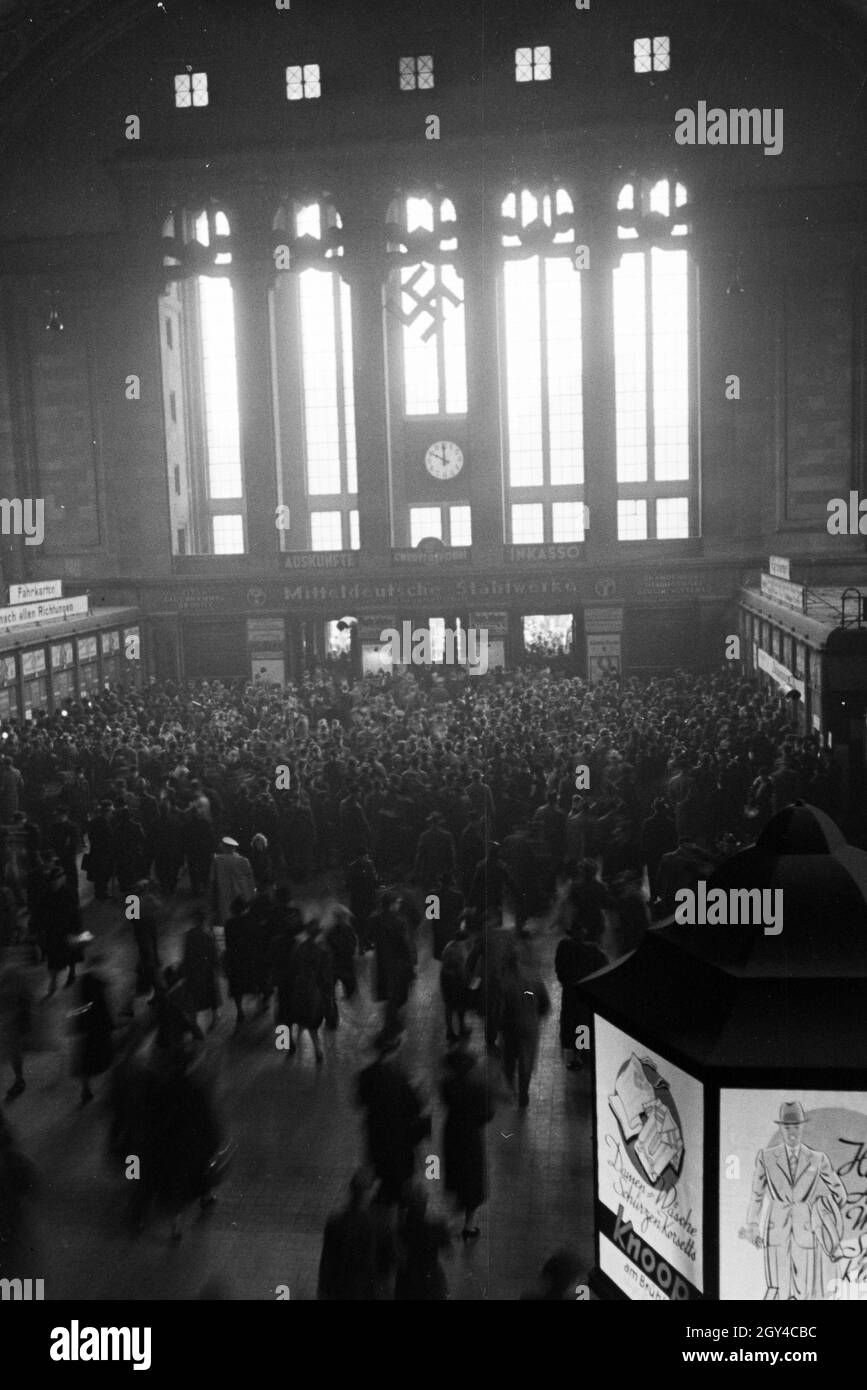 Besucher in der Empfangshalle des Leipziger Hauptbahnhofs auf dem Weg zur Leipziger Frühjahrsmesse; Deutschland 1941. Besucher in der Ankunftshalle des Leipziger Hauptbahnhofs auf dem Weg zur Leipziger Frühjahrsmesse; Deutschland 1941. Stockfoto