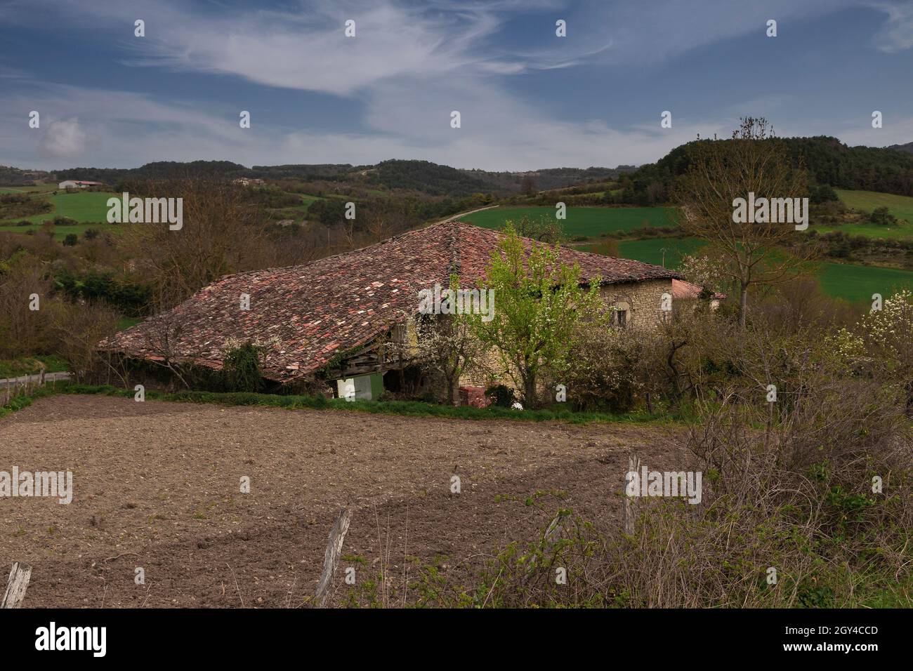 Altes Haus in Kuartango in der provinz alava an einem bewölkten Tag Stockfoto