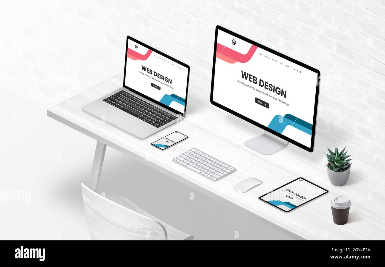 Moderne flache Design-Konzeptseite zu den diferenten Anzeigegeräten. Isometrisches Konzept des kreativen Designstudios. Isometrische Ansicht des Schreibtisches Stockfoto