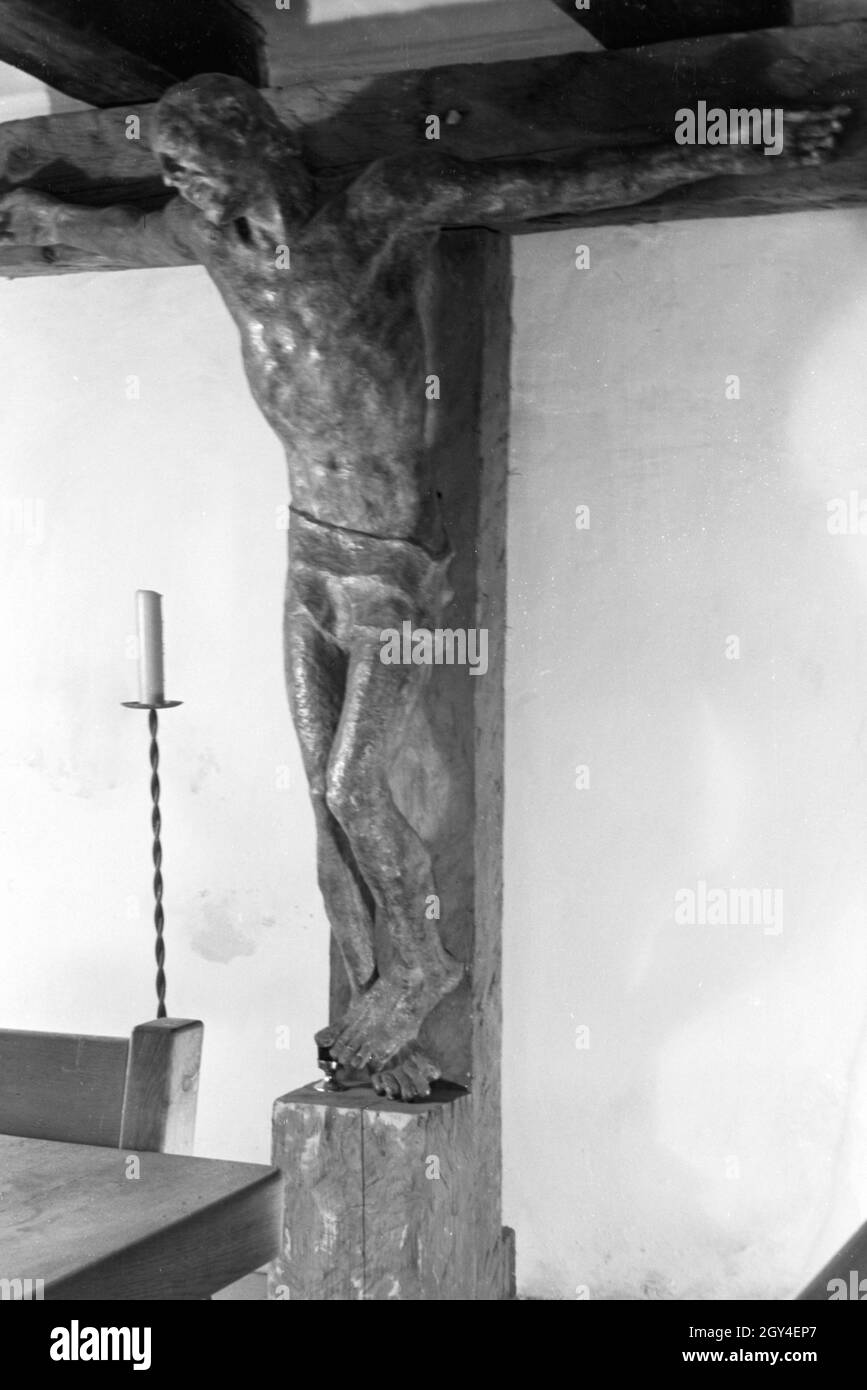 Skulptur von Jesus Christus am Kreuz auf Schloss Hartmannsberg, Residenz von Bildhauer Josef Thorak, Deutschland 1930er Jahre. Skulptur von Jesus Christus am Kreuz in Hartmannsberg schloss, die Residenz der Bildhauer Josef Thorak, Deutschland 1930. Stockfoto