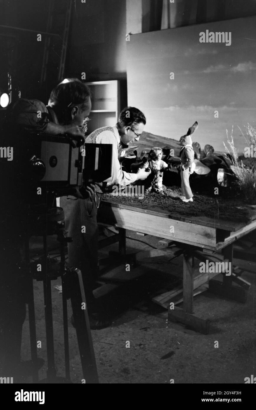 Filmaufnahmen mit dem Satz vom Puppenfilm "Der Wettlauf zwischen dem Hasen und dem Igel mit der Figur Mecki, unter der Produktion und Leitung der Gebrüder Diehl, Deutschland 1930er Jahre. Die Dreharbeiten zu dem Satz der Marionette Film Der Hase und der Igel mit der Charakter Mecki, produziert und durch die Diehl Brüder geleitet, Deutschland 1930. Stockfoto