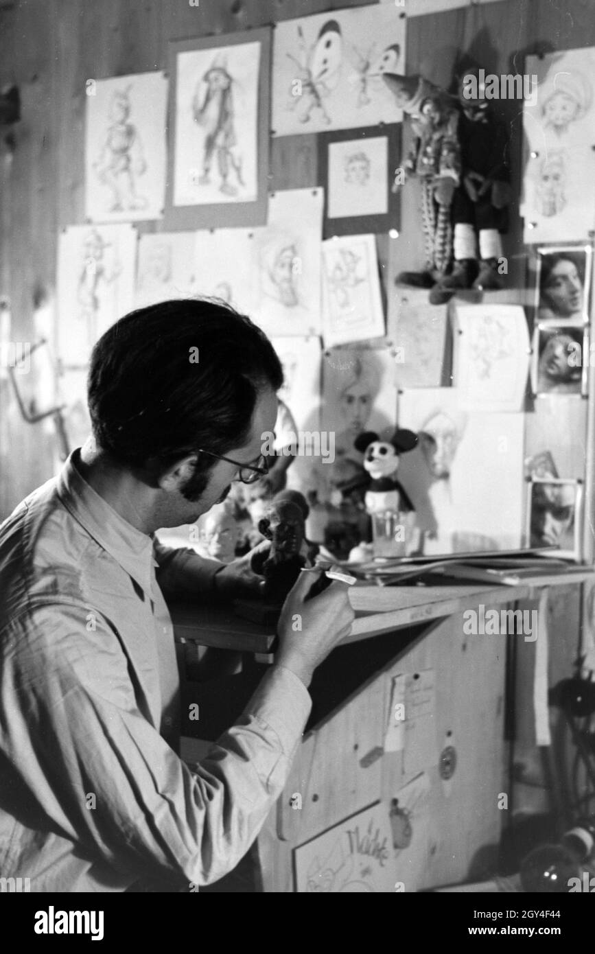 Filmaufnahmen mit dem Satz vom Puppenfilm "Der Wettlauf zwischen dem Hasen und dem Igel mit der Figur Mecki, unter der Produktion und Leitung der Gebrüder Diehl, Deutschland 1930er Jahre. Die Dreharbeiten zu dem Satz der Marionette Film Der Hase und der Igel mit der Charakter Mecki, produziert und durch die Diehl Brüder geleitet, Deutschland 1930. Stockfoto