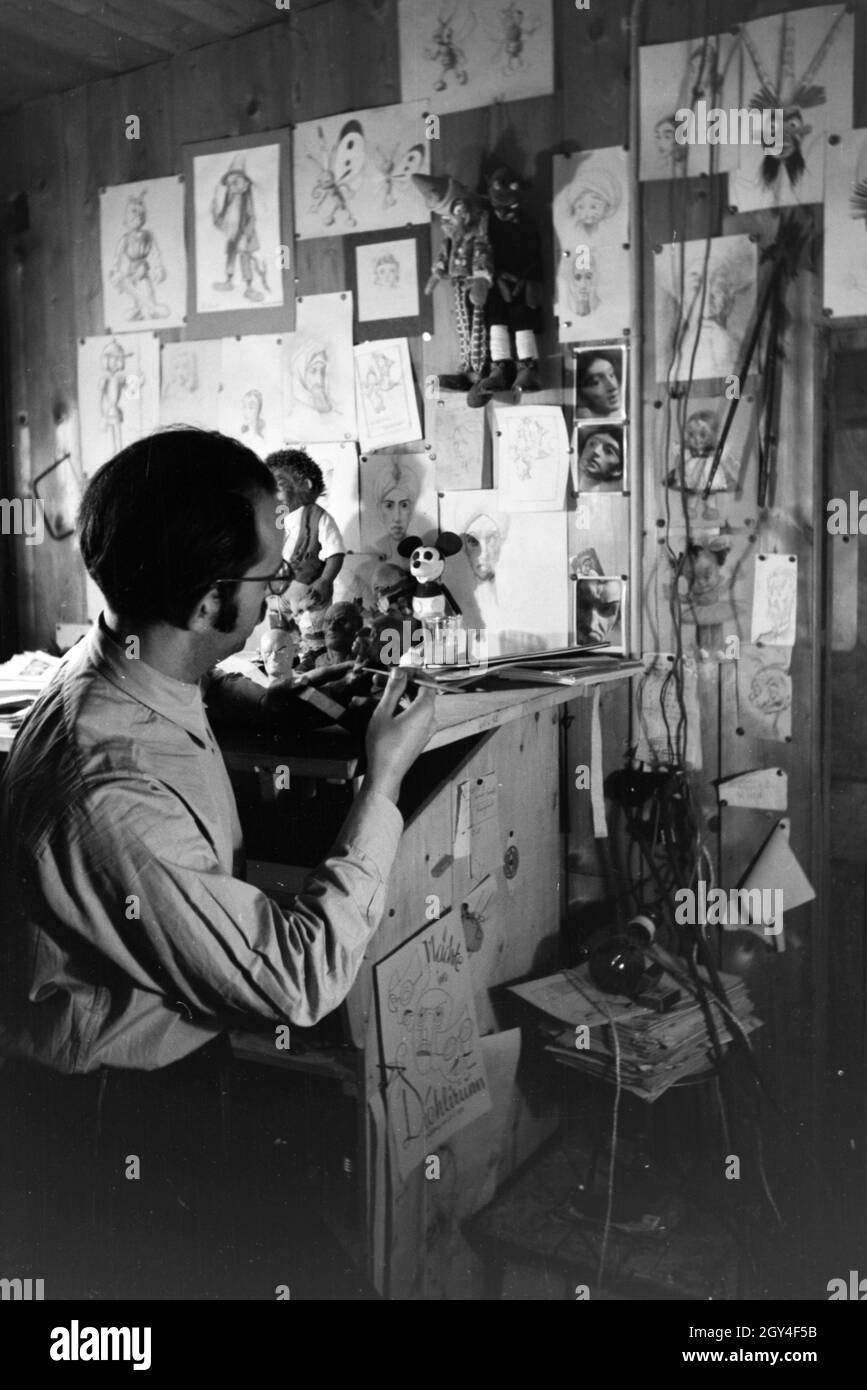 Filmaufnahmen mit dem Satz vom Puppenfilm "Der Wettlauf zwischen dem Hasen und dem Igel mit der Figur Mecki, unter der Produktion und Leitung der Gebrüder Diehl, Deutschland 1930er Jahre. Die Dreharbeiten zu dem Satz der Marionette Film Der Hase und der Igel mit der Charakter Mecki, produziert und durch die Diehl Brüder geleitet, Deutschland 1930. Stockfoto