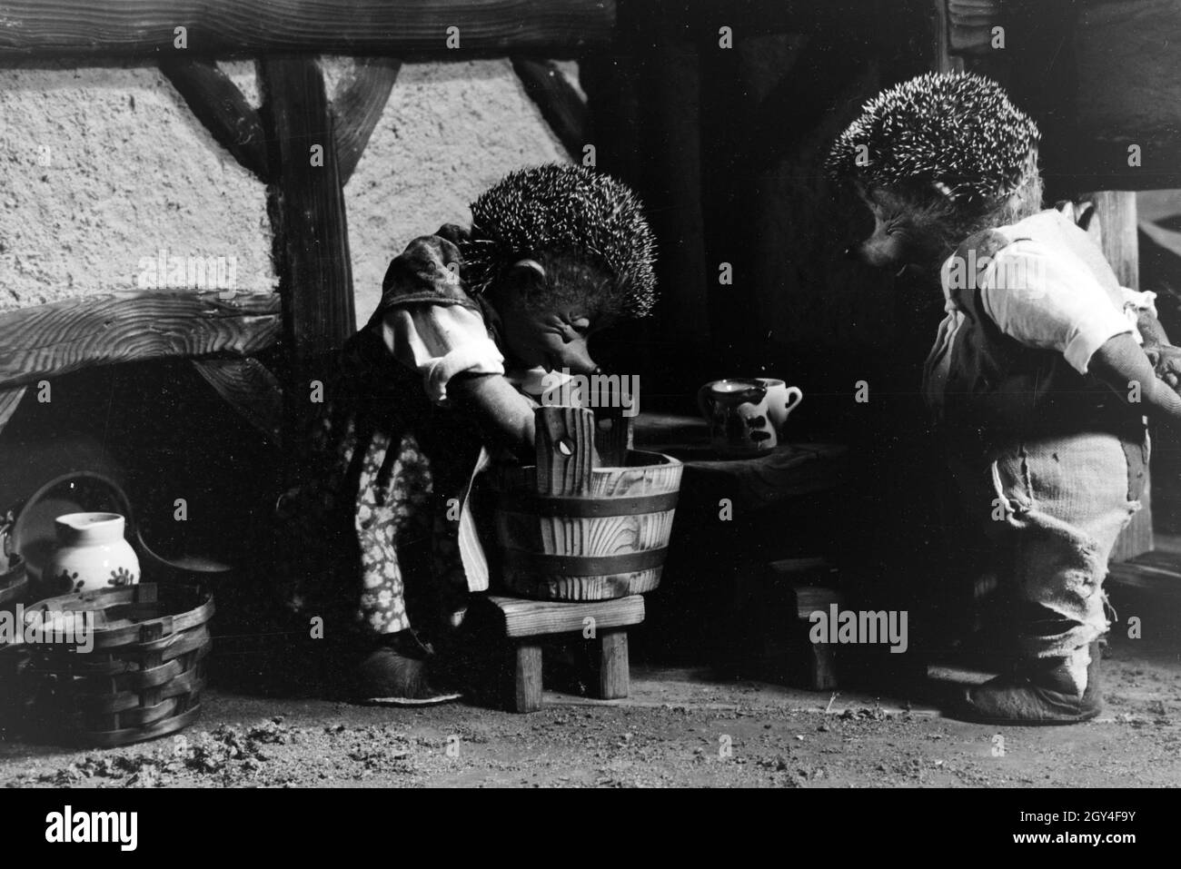 Filmaufnahmen mit dem Satz vom Puppenfilm "Der Wettlauf zwischen dem Hasen und dem Igel mit der Figur Mecki, unter der Produktion und Leitung der Gebrüder Diehl, Deutschland 1930er Jahre. Die Dreharbeiten zu dem Satz der Marionette Film Der Wettlauf zwischen dem Hasen und dem Igel mit dem Charakter Mecki, produziert und durch die Diehl Brüder geleitet, Deutschland 1930. Stockfoto