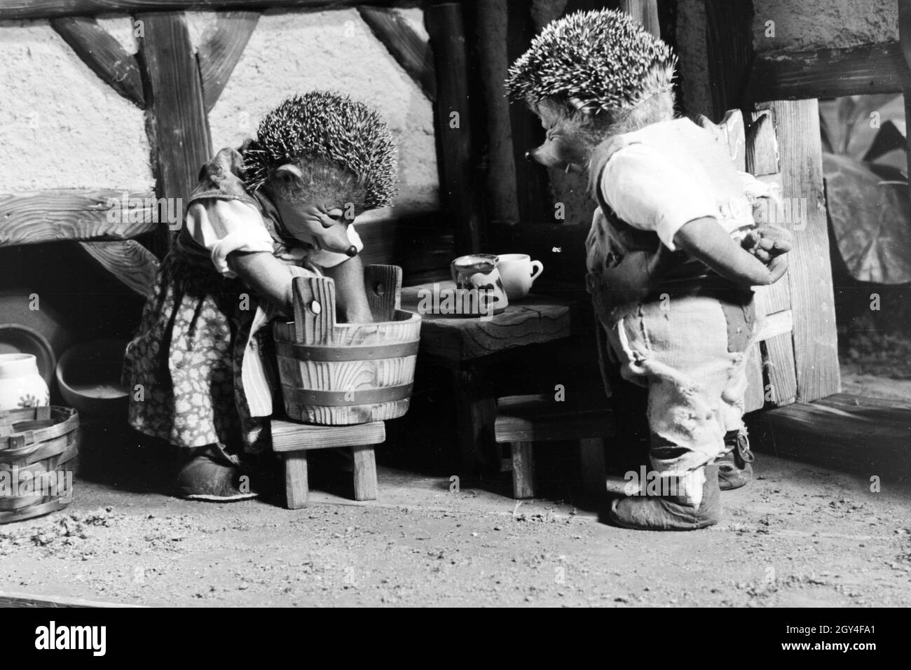 Filmaufnahmen mit dem Satz vom Puppenfilm "Der Wettlauf zwischen dem Hasen und dem Igel mit der Figur Mecki, unter der Produktion und Leitung der Gebrüder Diehl, Deutschland 1930er Jahre. Die Dreharbeiten zu dem Satz der Marionette Film Der Wettlauf zwischen dem Hasen und dem Igel mit dem Charakter Mecki, produziert und durch die Diehl Brüder geleitet, Deutschland 1930. Stockfoto