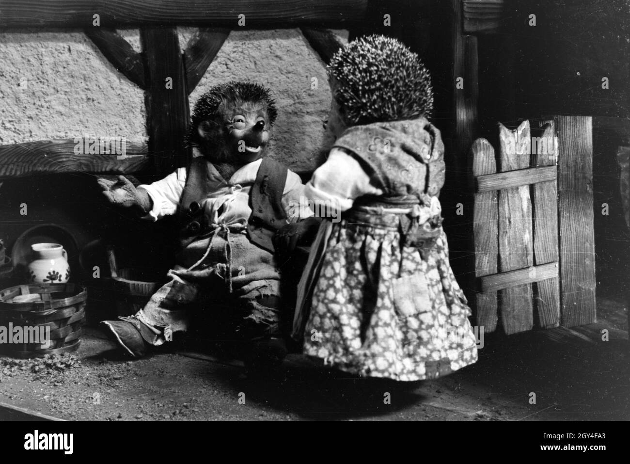 Filmaufnahmen mit dem Satz vom Puppenfilm "Der Wettlauf zwischen dem Hasen und dem Igel mit der Figur Mecki, unter der Produktion und Leitung der Gebrüder Diehl, Deutschland 1930er Jahre. Die Dreharbeiten zu dem Satz der Marionette Film Der Wettlauf zwischen dem Hasen und dem Igel mit dem Charakter Mecki, produziert und durch die Diehl Brüder geleitet, Deutschland 1930. Stockfoto