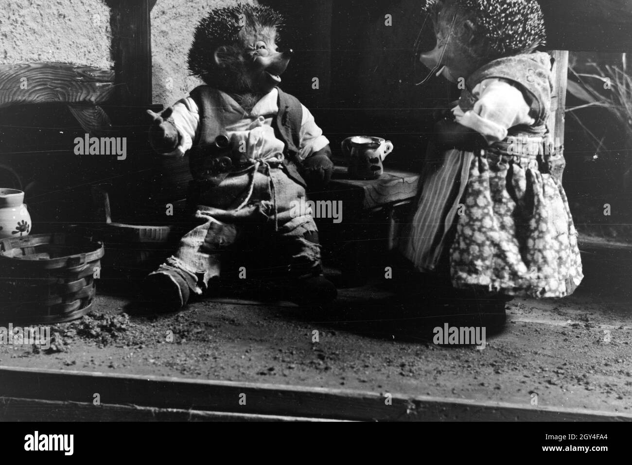 Filmaufnahmen mit dem Satz vom Puppenfilm "Der Wettlauf zwischen dem Hasen und dem Igel mit der Figur Mecki, unter der Produktion und Leitung der Gebrüder Diehl, Deutschland 1930er Jahre. Die Dreharbeiten zu dem Satz der Marionette Film Der Wettlauf zwischen dem Hasen und dem Igel mit dem Charakter Mecki, produziert und durch die Diehl Brüder geleitet, Deutschland 1930. Stockfoto