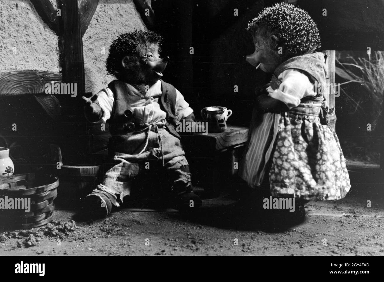 Filmaufnahmen mit dem Satz vom Puppenfilm "Der Wettlauf zwischen dem Hasen und dem Igel mit der Figur Mecki, unter der Produktion und Leitung der Gebrüder Diehl, Deutschland 1930er Jahre. Die Dreharbeiten zu dem Satz der Marionette Film Der Wettlauf zwischen dem Hasen und dem Igel mit dem Charakter Mecki, produziert und durch die Diehl Brüder geleitet, Deutschland 1930. Stockfoto