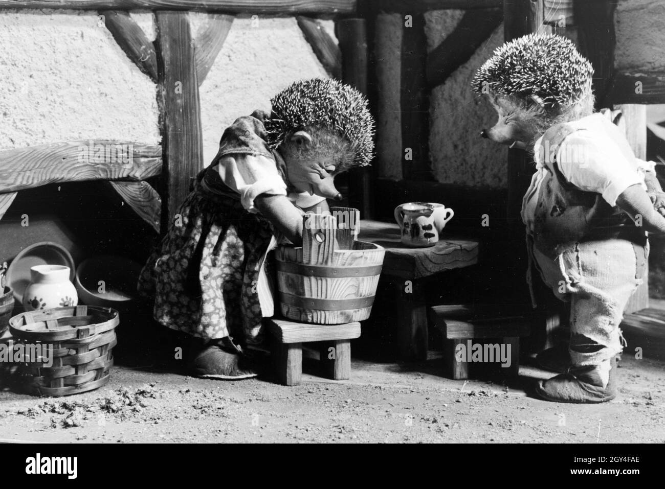 Filmaufnahmen mit dem Satz vom Puppenfilm "Der Wettlauf zwischen dem Hasen und dem Igel mit der Figur Mecki, unter der Produktion und Leitung der Gebrüder Diehl, Deutschland 1930er Jahre. Die Dreharbeiten zu dem Satz der Marionette Film Der Wettlauf zwischen dem Hasen und dem Igel mit dem Charakter Mecki, produziert und durch die Diehl Brüder geleitet, Deutschland 1930. Stockfoto
