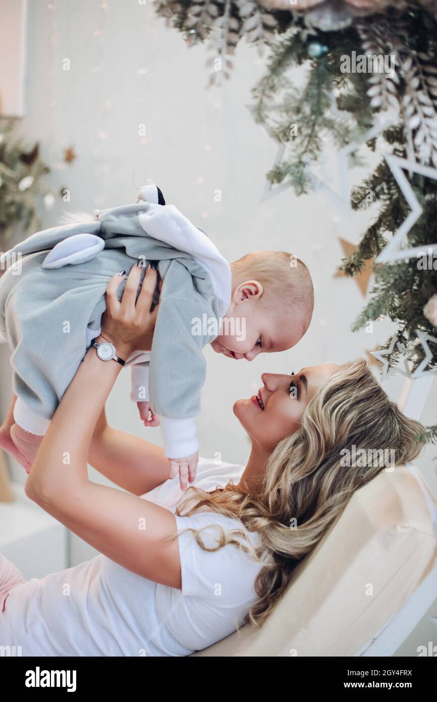Mutter hält Baby im Hase Kostüm. Stockfoto
