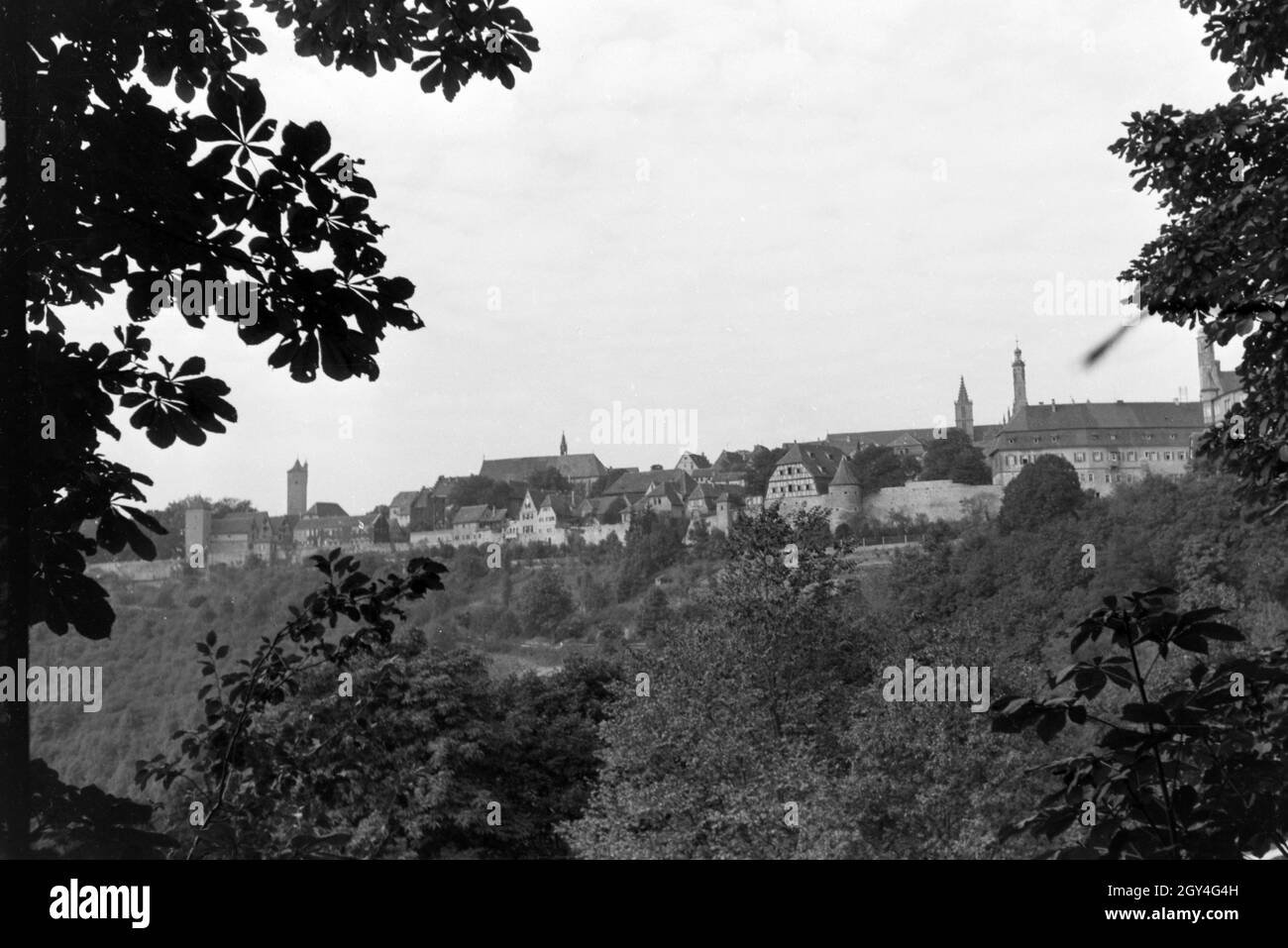 Aussicht von der Burg in das Tal und die Stadt Rothenburg o.d. Tauber, Deutschland 1930er Jahre. Blick von der Burg auf das Tal und die Stadt Rothenburg o.d. Tauber, Deutschland 1930. Stockfoto