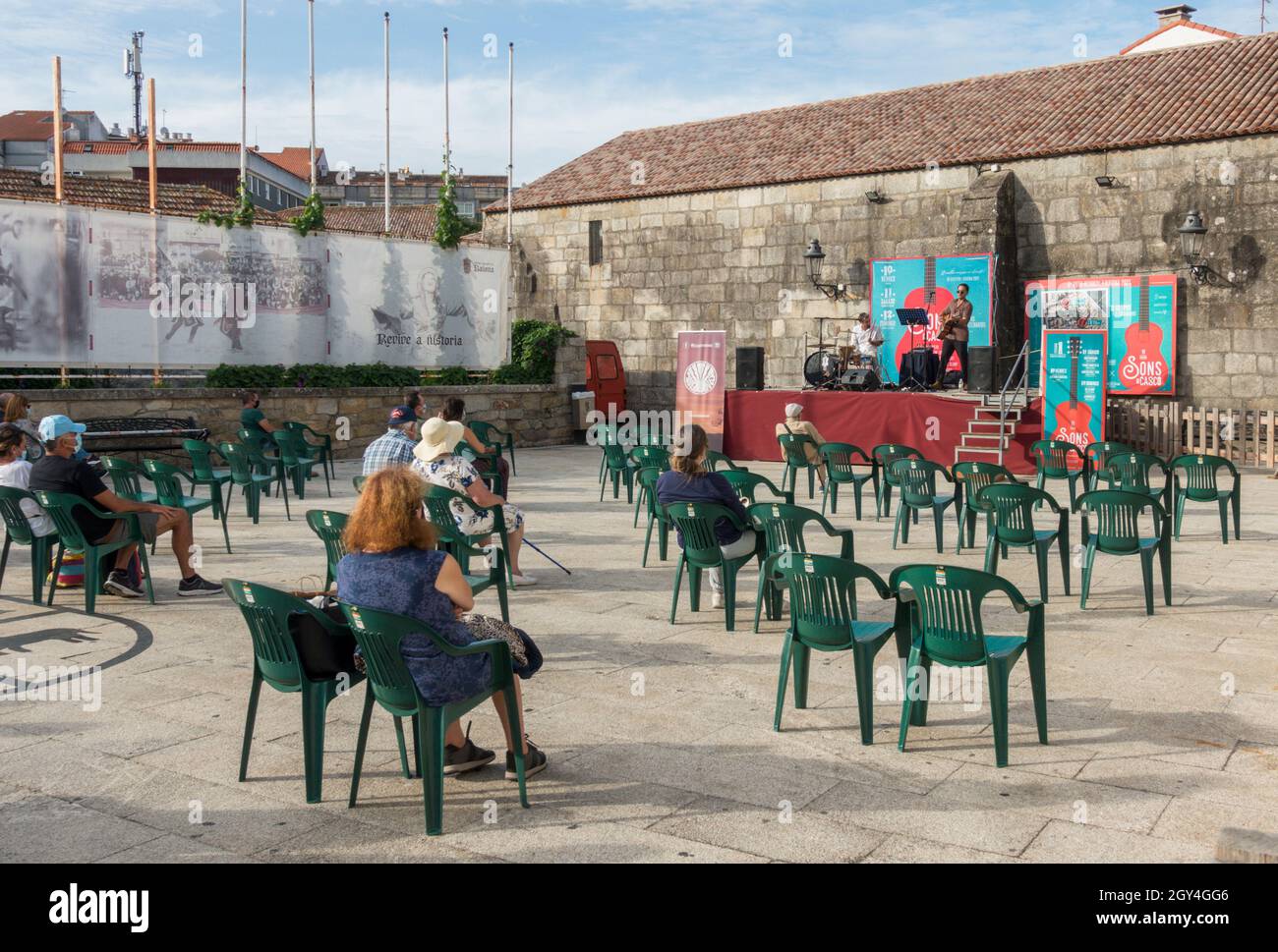 Konzert in der Straßenansicht des mittelalterlichen historischen Zentrums von Baiona, Galizien, Spanien. Stockfoto