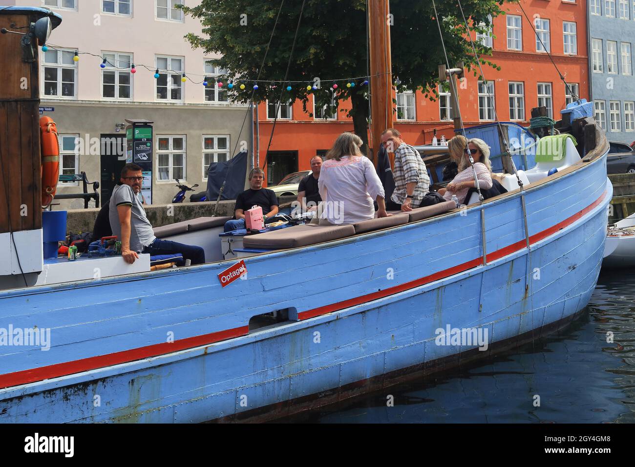 KOPENHAGEN, DÄNEMARK - 29. JUNI 2016: Eine Gruppe von nicht identifizierten Anwohnern macht ein Picknick auf einem der Kanäle des Bezirks Christianhavn. Stockfoto KOPENHAGEN, DÄNEMARK - 29. JUNI 2016: Eine Gruppe von nicht identifizierten Anwohnern macht ein Picknick auf einem der Kanäle des Bezirks Christianhavn. Stockfoto
