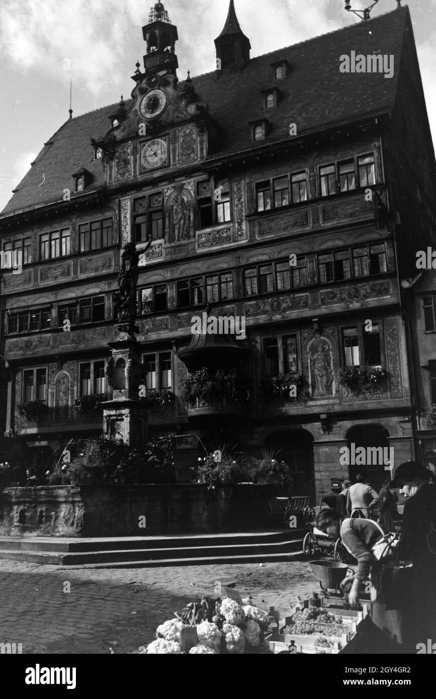 Der Gemüsemarkt vor dem Rathaus mit er astronomischen Uhr am Marktplatz von Tübingen, Deutschland 1930er Jahre. Der Gemüsemarkt vor dem Rathaus mit der astronomischen Uhr auf dem Marktplatz in Tübingen, Deutschland 1930er Jahre. Stockfoto