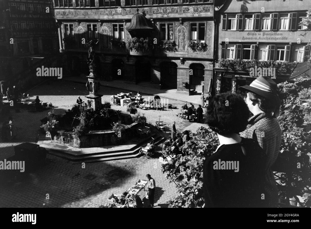 Der Gemüsemarkt vor dem Rathaus mit er astronomischen Uhr am Marktplatz von Tübingen, Deutschland 1930er Jahre. Der Gemüsemarkt vor dem Rathaus mit der astronomischen Uhr auf dem Marktplatz in Tübingen, Deutschland 1930er Jahre. Stockfoto