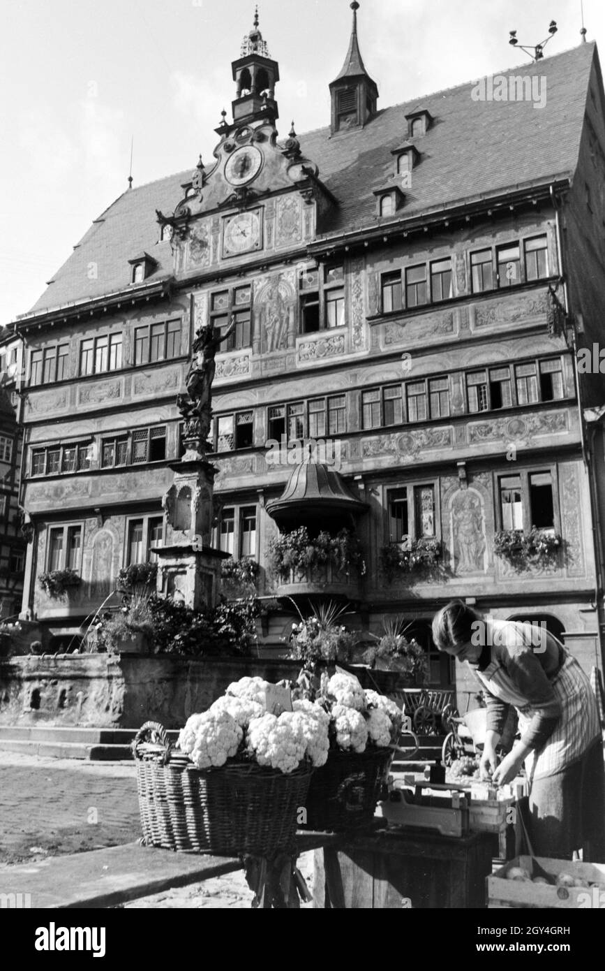 Der Gemüsemarkt vor dem Rathaus mit er astronomischen Uhr am Marktplatz von Tübingen, Deutschland 1930er Jahre. Der Gemüsemarkt vor dem Rathaus mit der astronomischen Uhr auf dem Marktplatz in Tübingen, Deutschland 1930er Jahre. Stockfoto