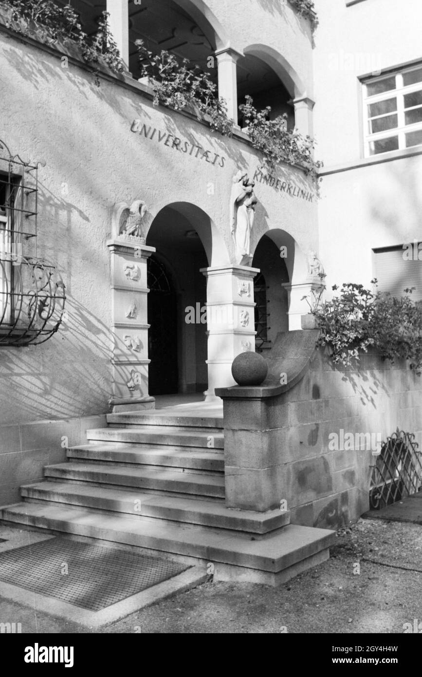 Den Eingang zur Kinderklinik in der Universitäts Stadt Tübingen ziert eine Mutter Art Statue, Deutschland 1930er Jahre. Der Eingang von der Kinderklinik in der Universitätsstadt Tübingen von eine Mutter - Kind Statue, Deutschland 1930er Jahre geschmückt ist. Stockfoto