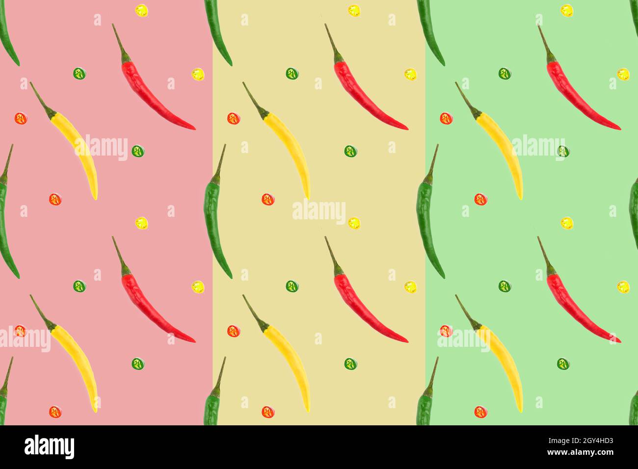 Nahtloses Gewürzmuster mit roten, grünen, gelben Chilischoten, geschnittenen Scheiben auf rosa, gelbem, grünem Hintergrund. Gesunde Ernährung Konzept Stockfoto