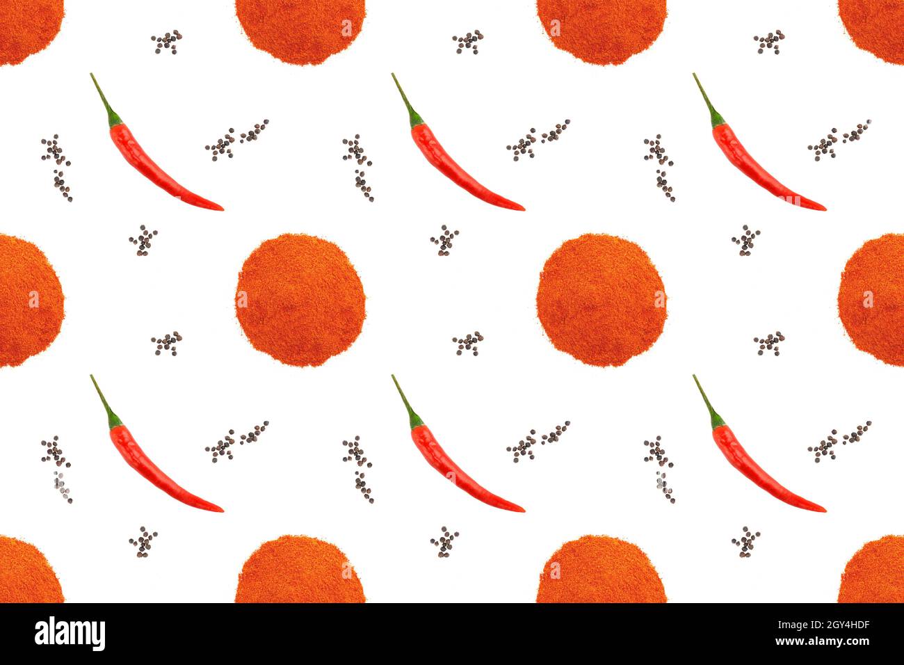 Nahtloses Gewürzmuster mit roten Chilischoten, Haufen gemahlener Chilischote, schwarzer Pfeffer auf weißem Hintergrund. Köstliches Essen Konzept Stockfoto