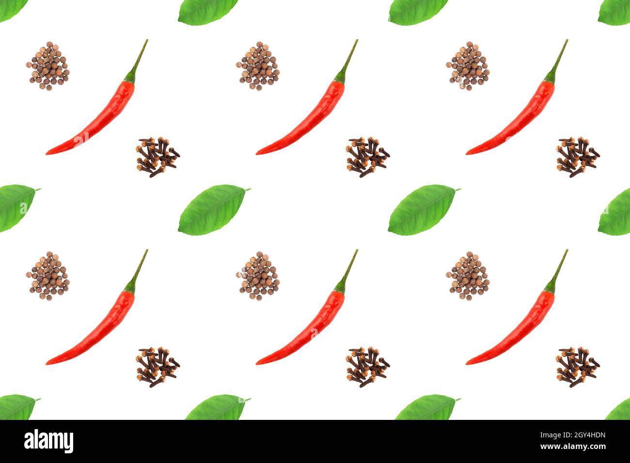 Nahtloses Gewürzmuster mit roten Chili-Paprika-Schoten, Gewürznelken, Piment, grünen Blättern auf weißem Hintergrund. Köstliches Essen Konzept Stockfoto