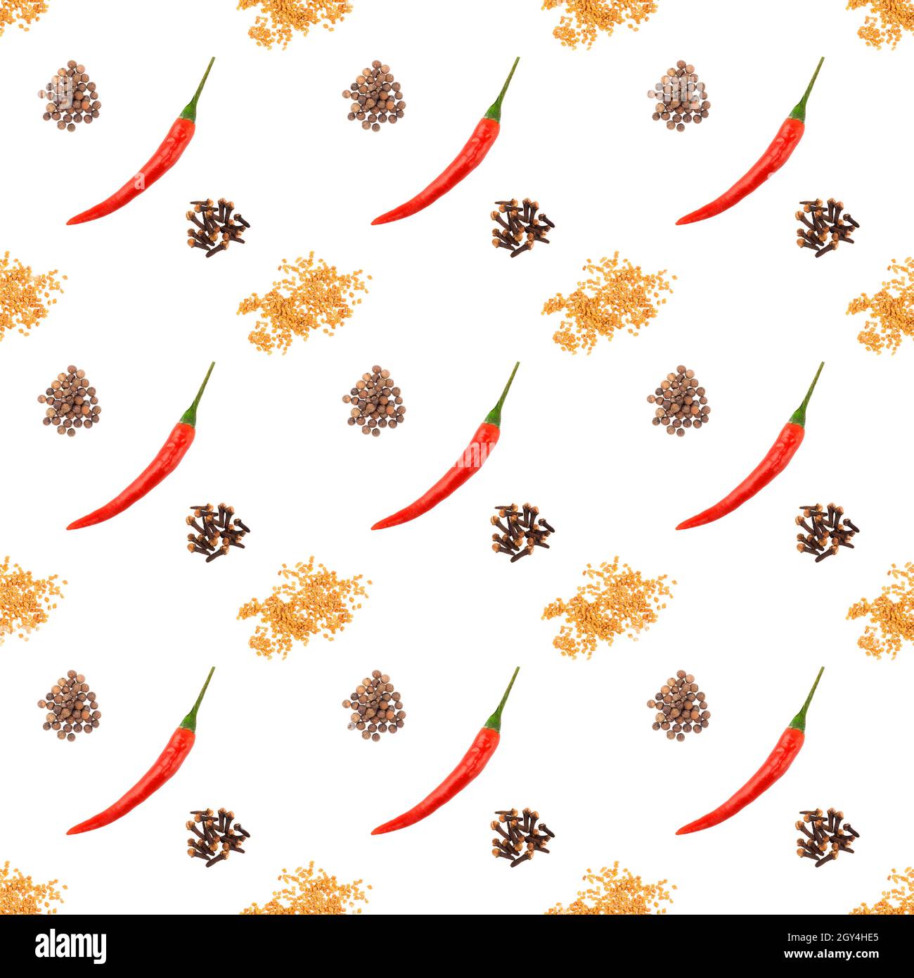 Nahtloses Gewürzmuster mit roten Chili-Paprika-Schoten, Gewürzhaufen, Bockshornklee, Allspice auf weißem Hintergrund. Köstliches Essen Konzept Stockfoto