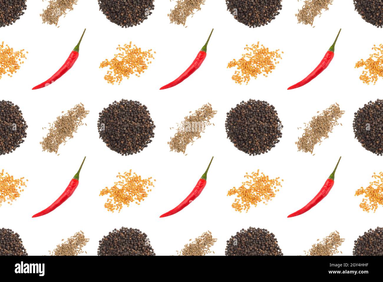 Nahtloses Gewürzmuster mit roten Chilischoten, Haufen schwarzen Pfeffers, Bockshornklee, Kreuzkümmel (Jeera) auf weißem Hintergrund. Köstliches Essen Konzept Stockfoto