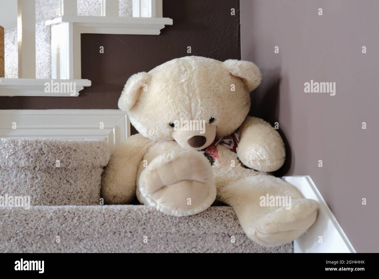Liebenswert flauschig weißen Teddybär auf der Treppe Stockfoto