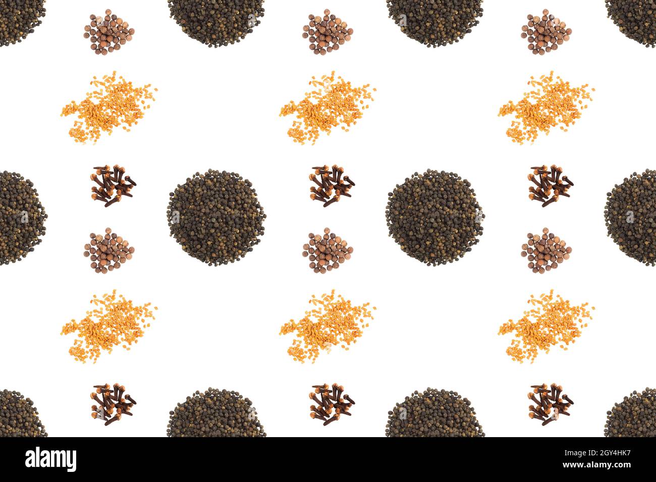 Nahtloses Gewürzmuster mit Haufen schwarzem Pfeffer, Bockshornklee, Nelken, Allspice auf weißem Hintergrund. Gesunde Ernährung Konzept Stockfoto