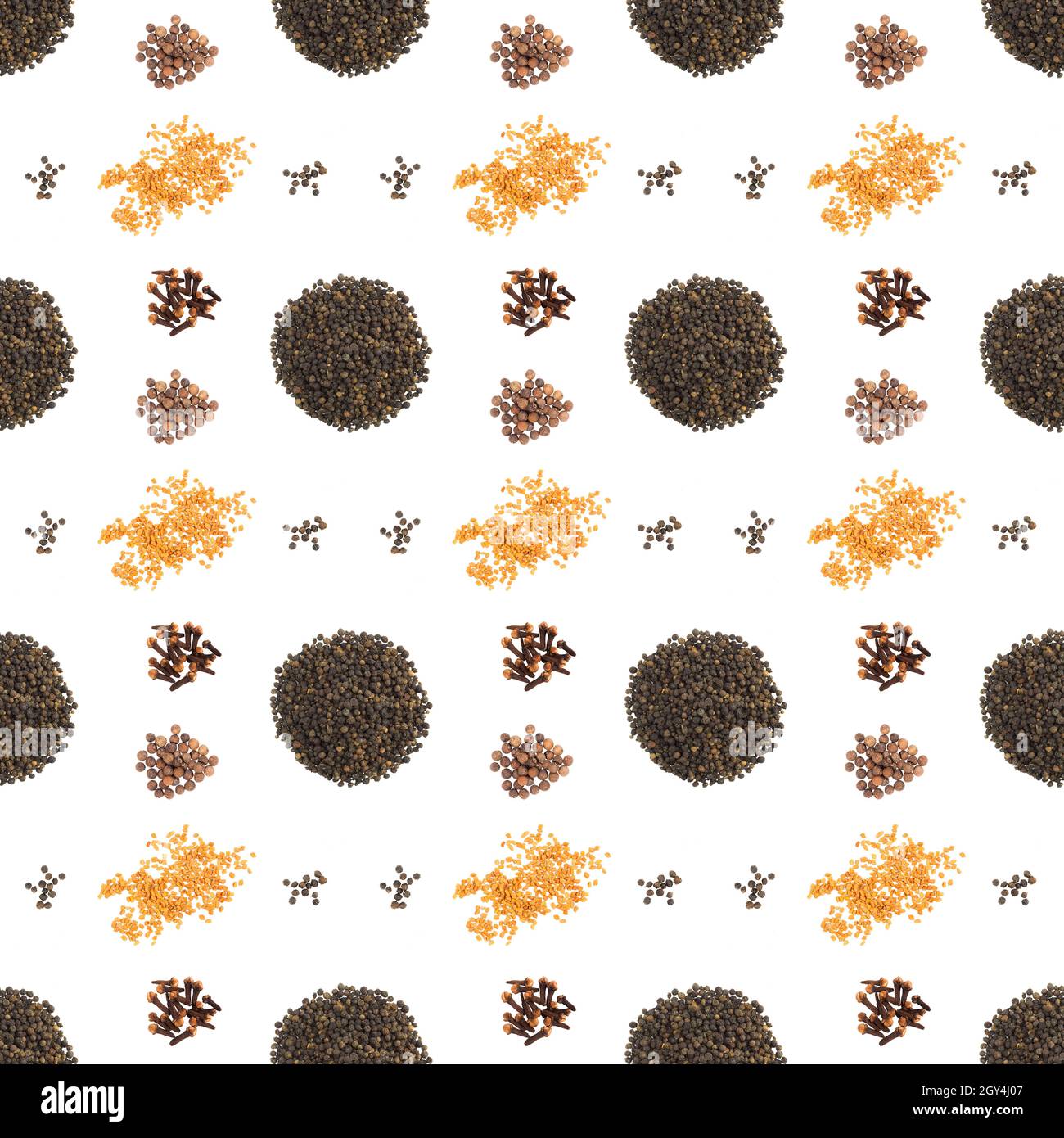 Nahtloses Gewürzmuster mit Haufen schwarzem Pfeffer, Bockshornklee, Nelken, Allspice auf weißem Hintergrund. Seitenverhältnis 1:1. Gesunde Ernährung Konzept Stockfoto