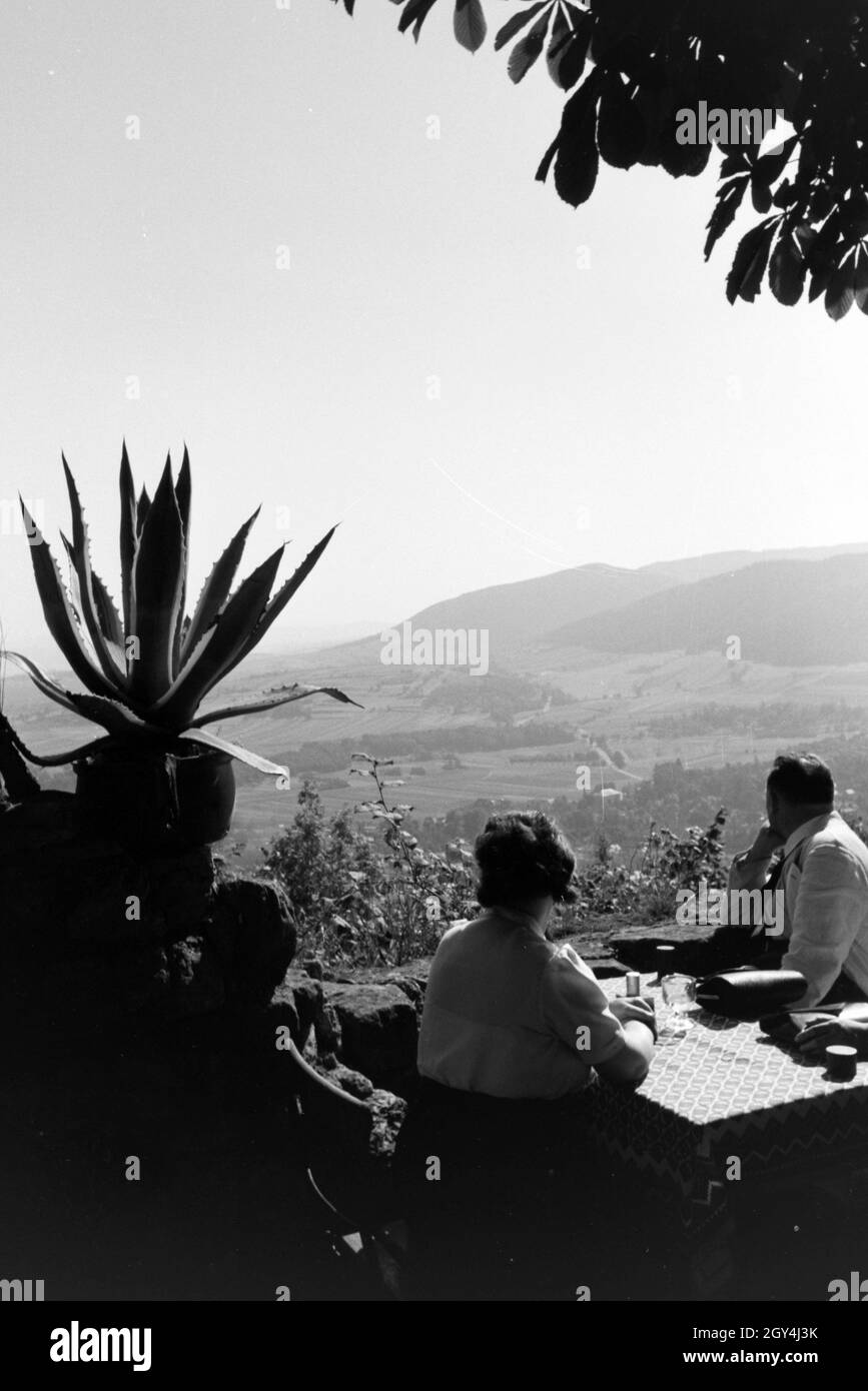 Zwei Damen und ein Herr genießen bei einem erfrischenden getränkt in der Sonne sterben Aussicht in das Schwarzatal, Deutschland 1930erJahre. Zwei Frauen und ein Mann sind, genießen Sie den Blick über die Schwarza Valley, während Sie einen erfrischenden Drink in der Sonne, Deutschland 1930. Stockfoto