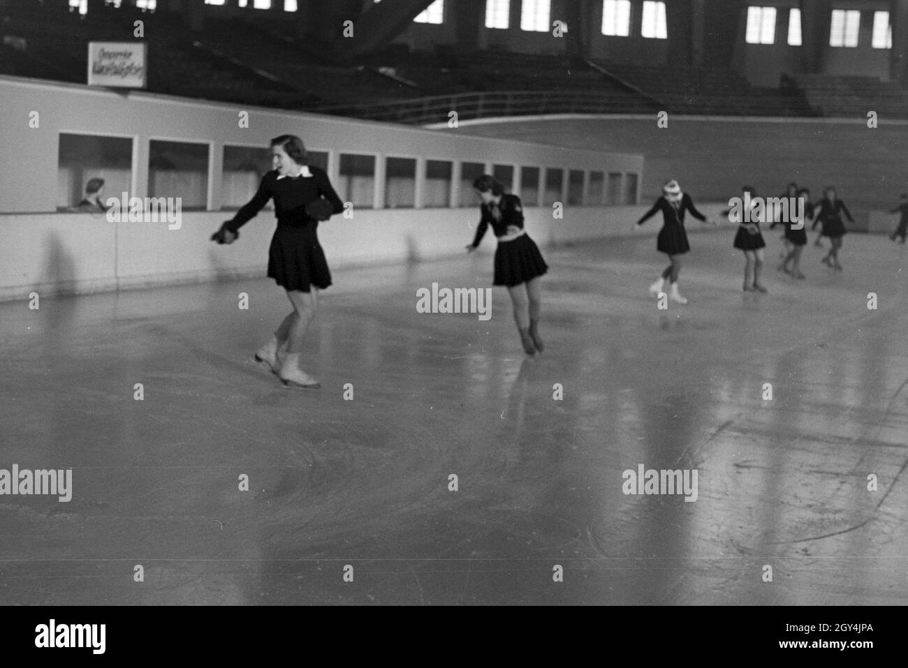 Eine Gruppe der Hitlerjugend beim Training in einem Dortmunder Eisstadion unter der Leitung vom österreichischen Eiskunstläufer und Olympiasieger Karl Schäfer, Deutschland 1930er Jahre. Eine Gruppe von Hitler Jugend Mitglieder während einer Ausbildung, trainiert durch die Österreichische figureskater und Olympiasieger Karl Schäfer in einem Eisstadion in Dortmund, Deutschland 1930. Stockfoto