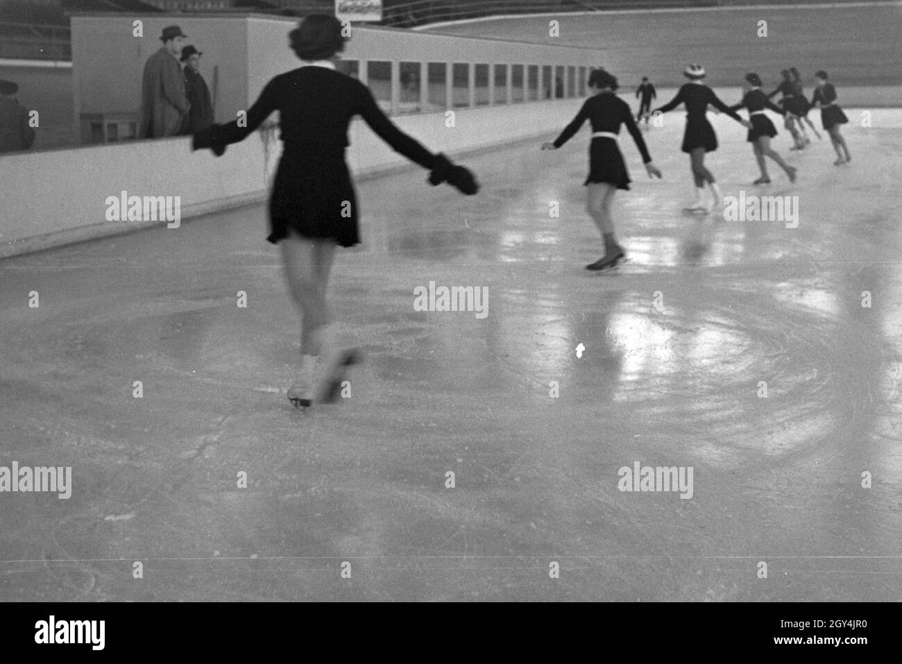 Eine Gruppe der Hitlerjugend beim Training in einem Dortmunder Eisstadion unter der Leitung vom österreichischen Eiskunstläufer und Olympiasieger Karl Schäfer, Deutschland 1930er Jahre. Eine Gruppe von Hitler Jugend Mitglieder während einer Ausbildung, trainiert durch die Österreichische figureskater und Olympiasieger Karl Schäfer in einem Eisstadion in Dortmund, Deutschland 1930. Stockfoto