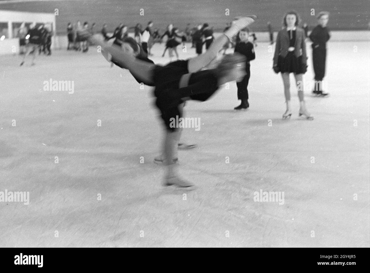 Eine Gruppe der Hitlerjugend beim Training in einem Dortmunder Eisstadion unter der Leitung vom österreichischen Eiskunstläufer und Olympiasieger Karl Schäfer, Deutschland 1930er Jahre. Eine Gruppe von Hitler Jugend Mitglieder während einer Ausbildung, trainiert durch die Österreichische figureskater und Olympiasieger Karl Schäfer in einem Eisstadion in Dortmund, Deutschland 1930. Stockfoto