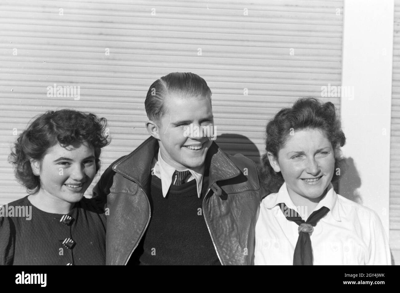 Porträt von jungen Hitlerjugend und Bund Deutscher Mädel Mitgliedern und Teilnehmern des Trainings vom österreichischen Eiskunstläufer und Olympiasieger Karl Schäfer in Dortmund, Deutschland 1930er Jahre. Portrait der junge Hitler Jugend / Bund Deutscher Mädchen Mitglieder und Teilnehmer eines Ice Skating Training trainiert durch die Österreichische figureskater und Olympiasieger Karl Schäfer, Deutschland 1930. Stockfoto