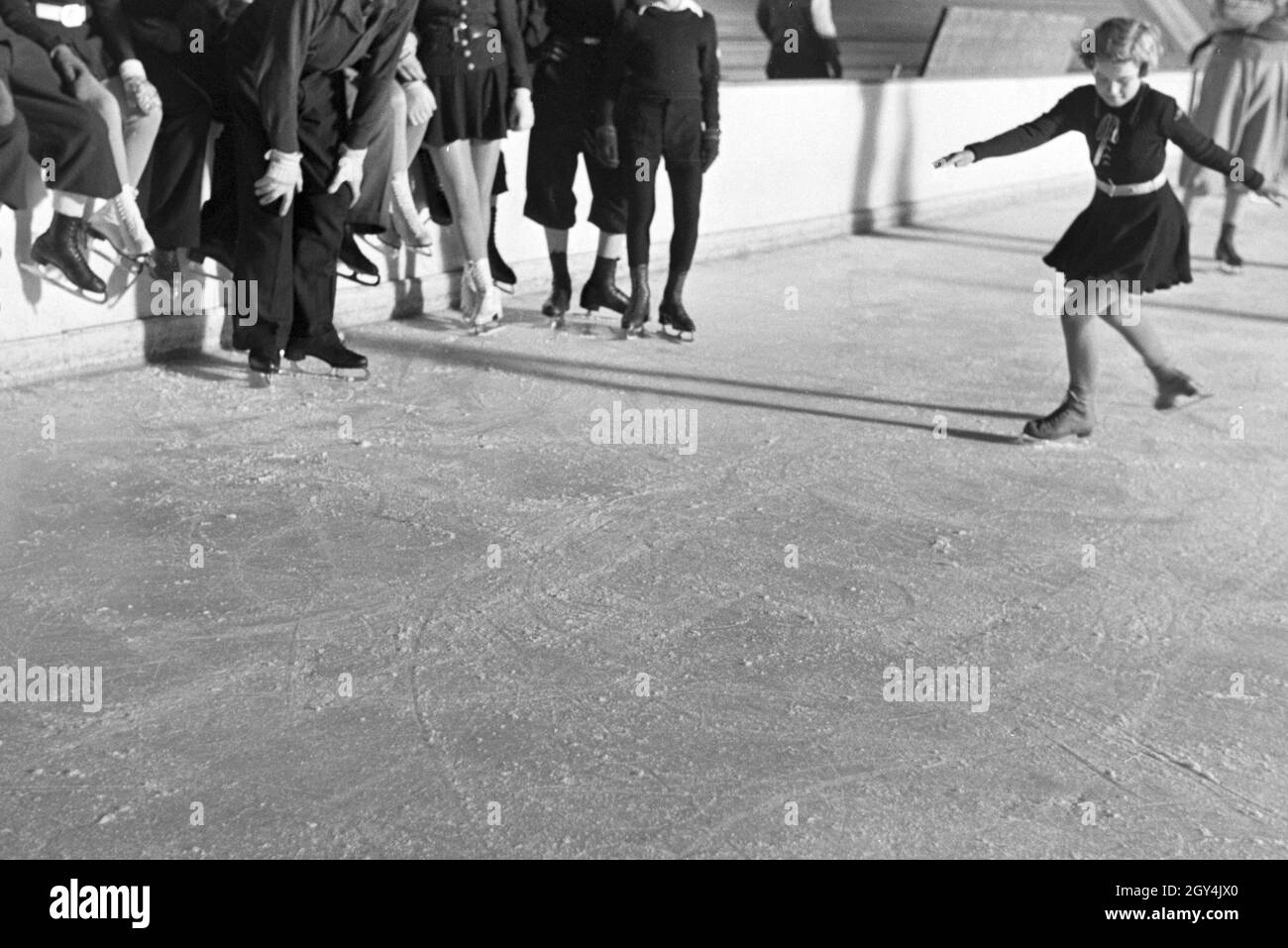 Eine Gruppe der Hitlerjugend beim Training in einem Dortmunder Eisstadion unter der Leitung vom österreichischen Eiskunstläufer und Olympiasieger Karl Schäfer, Deutschland 1930er Jahre. Eine Gruppe von Hitler Jugend Mitglieder während einer Ausbildung, trainiert durch die Österreichische figureskater und Olympiasieger Karl Schäfer in einem Eisstadion in Dortmund, Deutschland 1930. Stockfoto