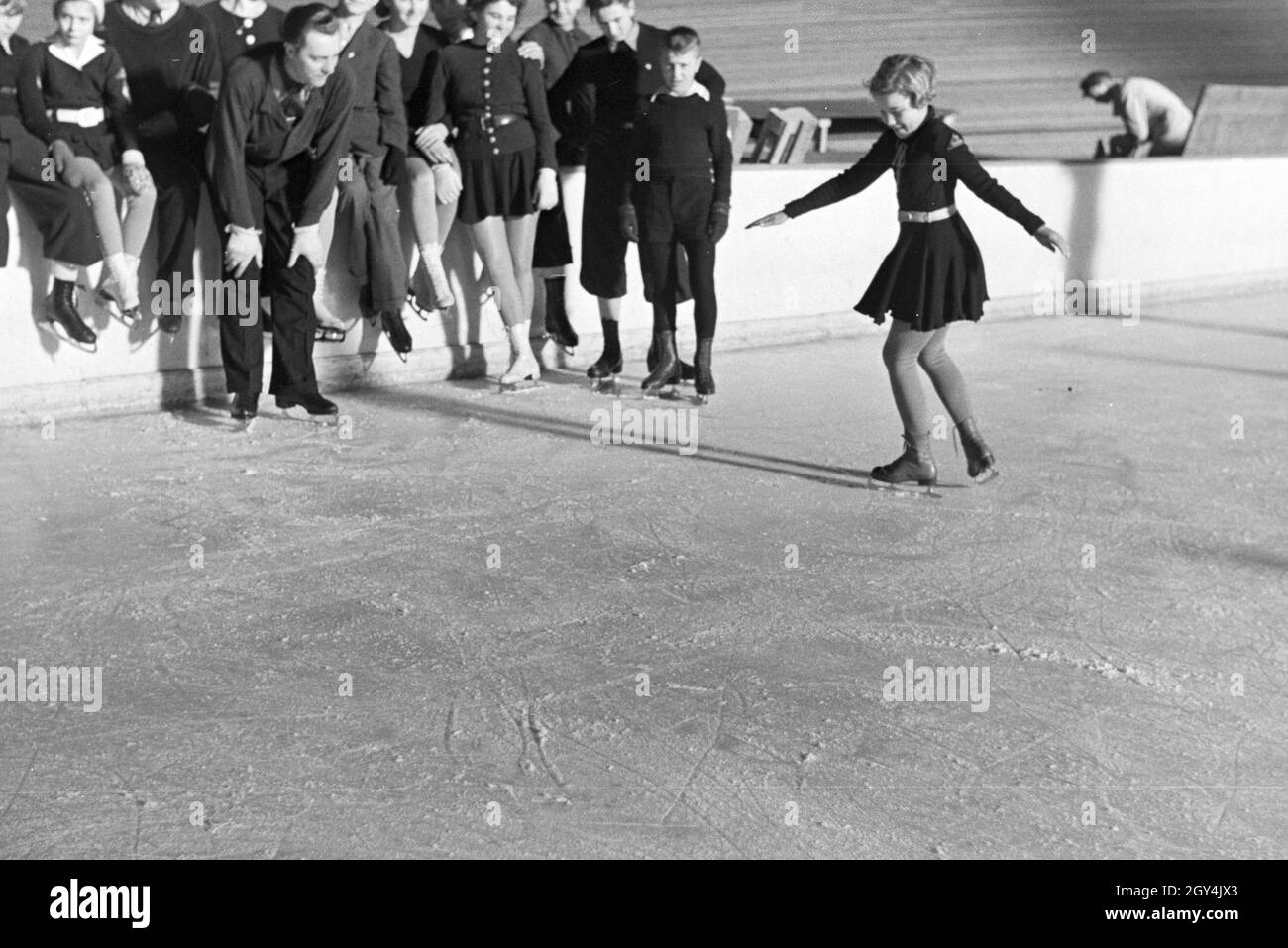 Eine Gruppe der Hitlerjugend beim Training in einem Dortmunder Eisstadion unter der Leitung vom österreichischen Eiskunstläufer und Olympiasieger Karl Schäfer, Deutschland 1930er Jahre. Eine Gruppe von Hitler Jugend Mitglieder während einer Ausbildung, trainiert durch die Österreichische figureskater und Olympiasieger Karl Schäfer in einem Eisstadion in Dortmund, Deutschland 1930. Stockfoto