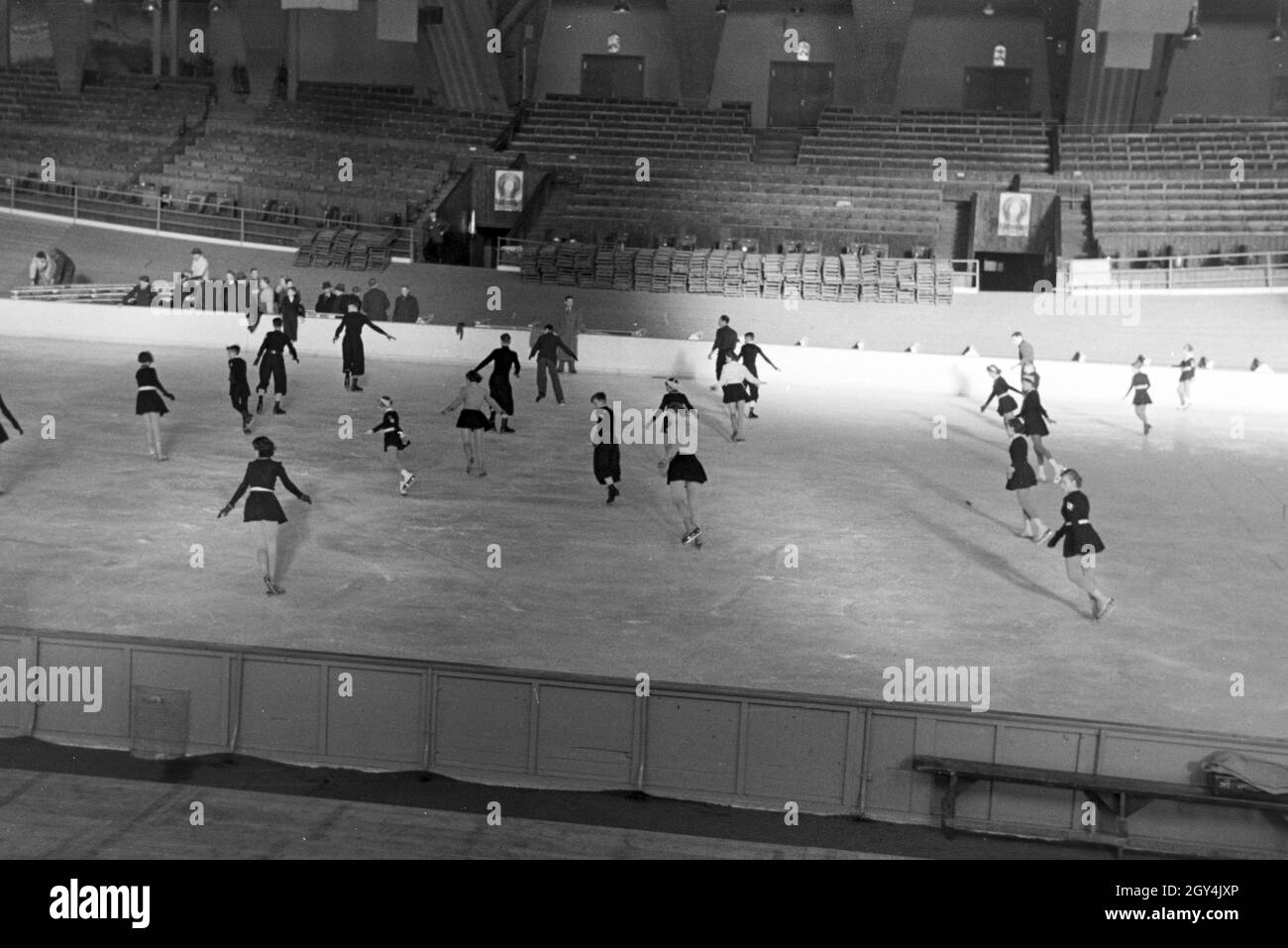 Eine Gruppe der Hitlerjugend beim Training in einem Dortmunder Eisstadion unter der Leitung vom österreichischen Eiskunstläufer und Olympiasieger Karl Schäfer, Deutschland 1930er Jahre. Eine Gruppe von Hitler Jugend Mitglieder während einer Ausbildung, trainiert durch die Österreichische figureskater und Olympiasieger Karl Schäfer in einem Eisstadion in Dortmund, Deutschland 1930. Stockfoto