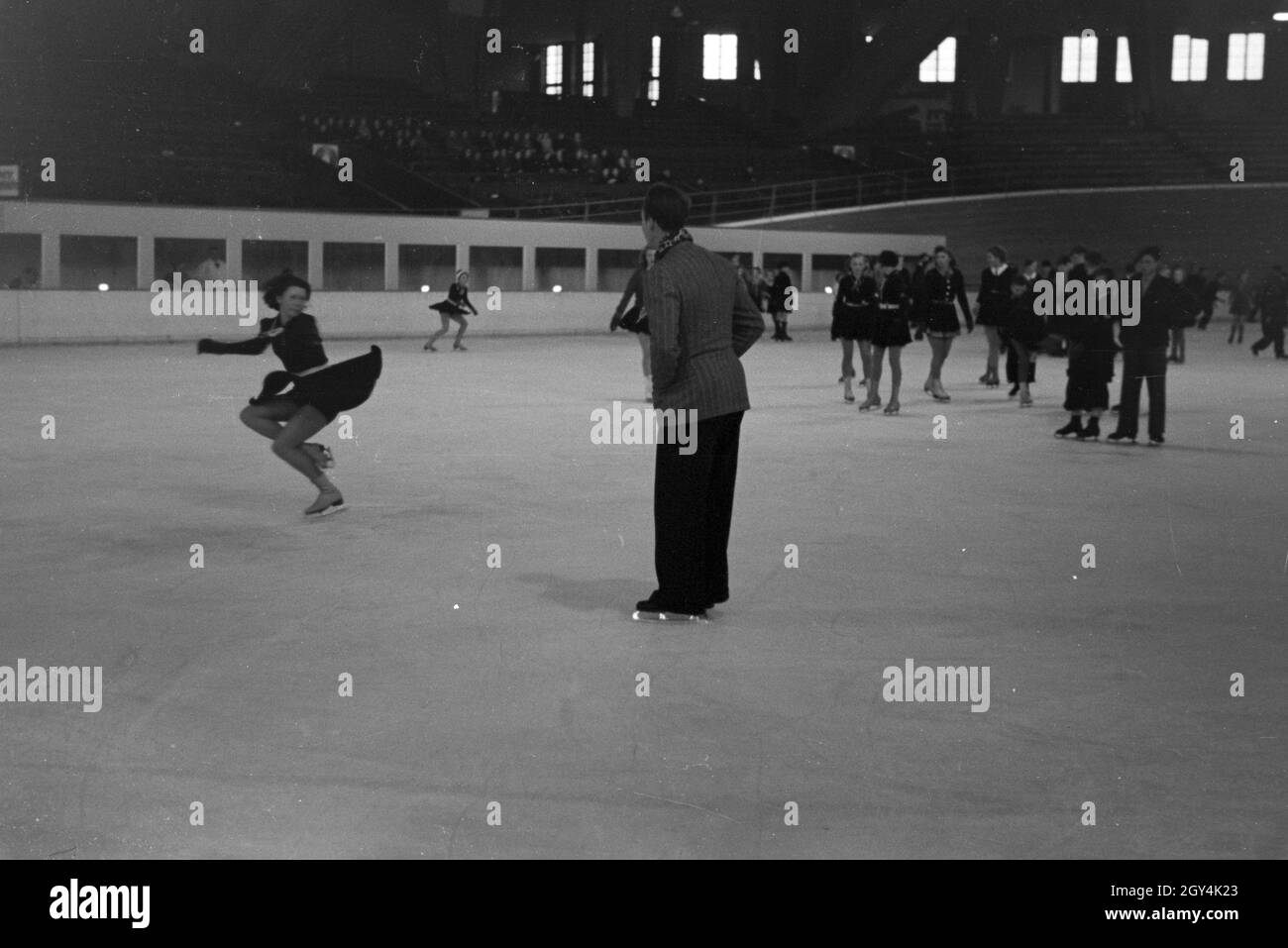 Der österreichische Eiskunstläufer und Olympiasieger Karl Schäfer 5/6 eines Hitlerjugend Eislauflehrgang in Dortmund, Deutschland 1930er Jahre. Porträt der Österreichischen figureskater und Olympiasieger Karl Schäfer während einer Eisbahn Ausbildung der Hitler Jugend in Dortmund, Deutschland 1930. Stockfoto